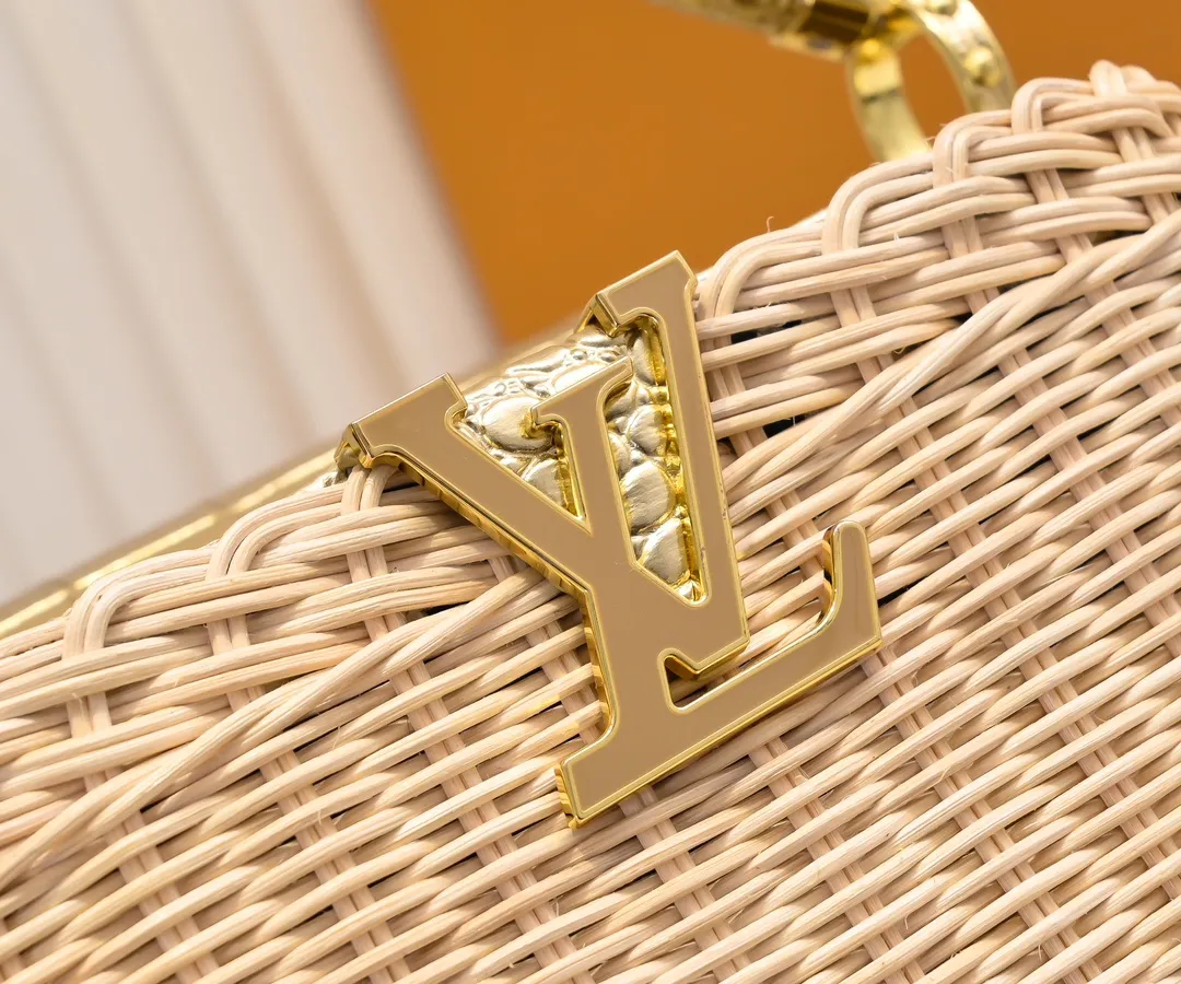 The upgraded version of P680 M11619 crocodile pattern CapucinesBB handbag has a unique rattan weaving structure, paying tribute to the Louis Vuitton picnic box design that came out in 1892. The cow leather shapes the top handle and flap, the LV letters reveal a metallic texture, and the detachable and adjustable leather shoulder strap makes it easy to carry on the shoulder. The gift box packaging provided with this product may be reasonably adjusted depending on the stock situation, and may be different from the packaging style displayed on this product page. Please refer to the actual gift box packaging style received for details. Size:27×17.3×9cm