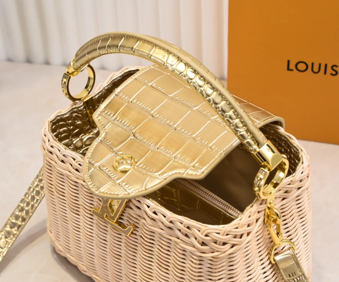 The upgraded version of P680 M11619 crocodile pattern CapucinesBB handbag has a unique rattan weaving structure, paying tribute to the Louis Vuitton picnic box design that came out in 1892. The cow leather shapes the top handle and flap, the LV letters reveal a metallic texture, and the detachable and adjustable leather shoulder strap makes it easy to carry on the shoulder. The gift box packaging provided with this product may be reasonably adjusted depending on the stock situation, and may be different from the packaging style displayed on this product page. Please refer to the actual gift box packaging style received for details. Size:27×17.3×9cm