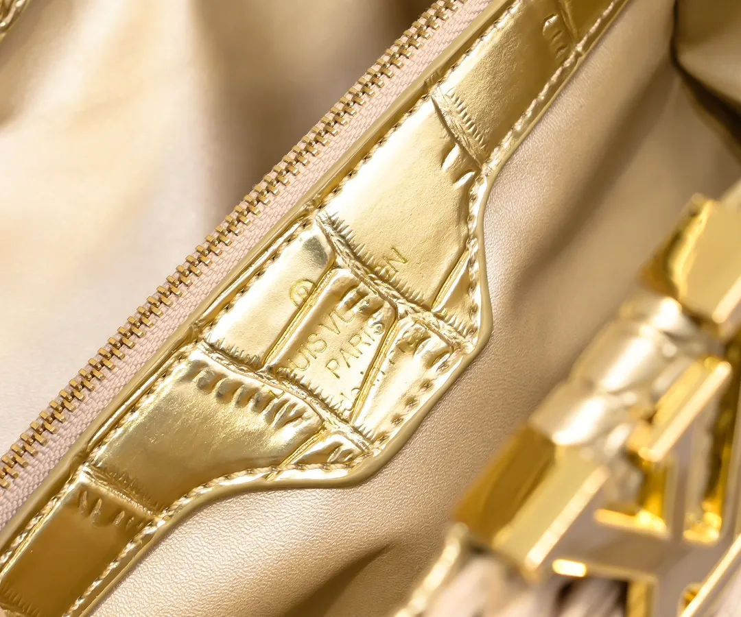 The upgraded version of P680 M11619 crocodile pattern CapucinesBB handbag has a unique rattan weaving structure, paying tribute to the Louis Vuitton picnic box design that came out in 1892. The cow leather shapes the top handle and flap, the LV letters reveal a metallic texture, and the detachable and adjustable leather shoulder strap makes it easy to carry on the shoulder. The gift box packaging provided with this product may be reasonably adjusted depending on the stock situation, and may be different from the packaging style displayed on this product page. Please refer to the actual gift box packaging style received for details. Size:27×17.3×9cm