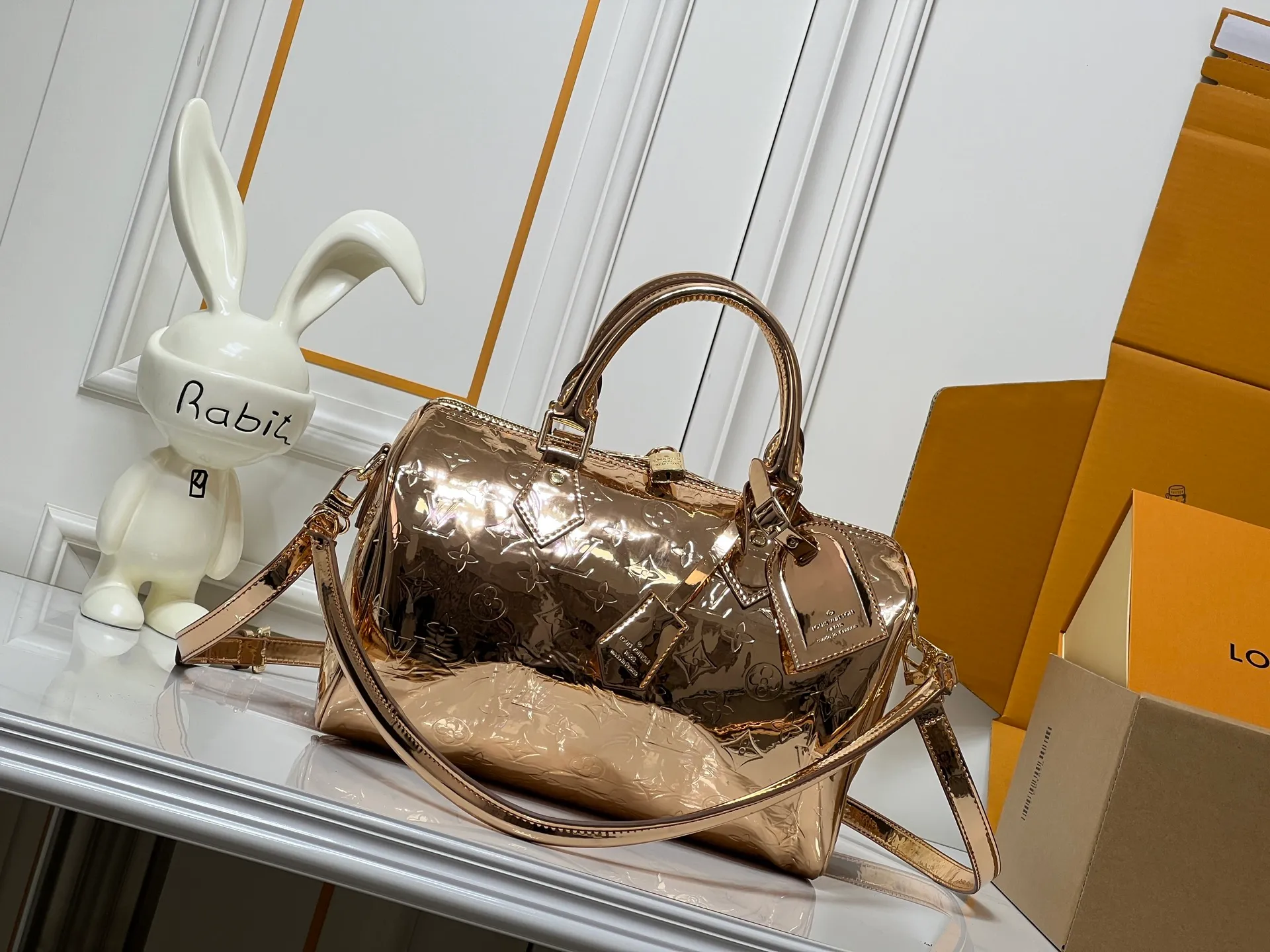 Batch 300💰M40391 M13344 Rose Gold Silver This Speedy Soft 30 is from the LV Travels With Grace Coddlington series. It is made of rich-toned cow leather with gold hardware and interesting embossed shapes. Removable name tag features Grace Coddington's handwriting. Size: 30X21X17 cm