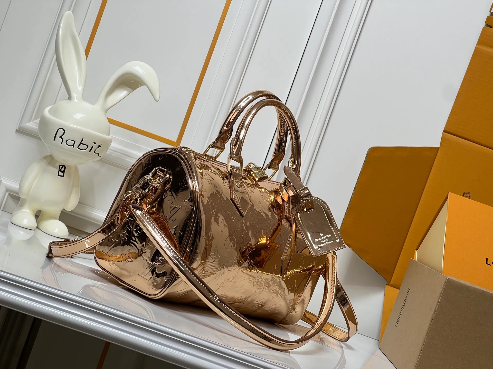 Batch 300💰M40391 M13344 Rose Gold Silver This Speedy Soft 30 is from the LV Travels With Grace Coddlington series. It is made of rich-toned cow leather with gold hardware and interesting embossed shapes. Removable name tag features Grace Coddington's handwriting. Size: 30X21X17 cm