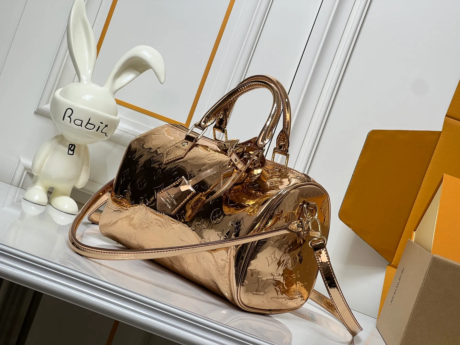 Batch 300💰M40391 M13344 Rose Gold Silver This Speedy Soft 30 is from the LV Travels With Grace Coddlington series. It is made of rich-toned cow leather with gold hardware and interesting embossed shapes. Removable name tag features Grace Coddington's handwriting. Size: 30X21X17 cm