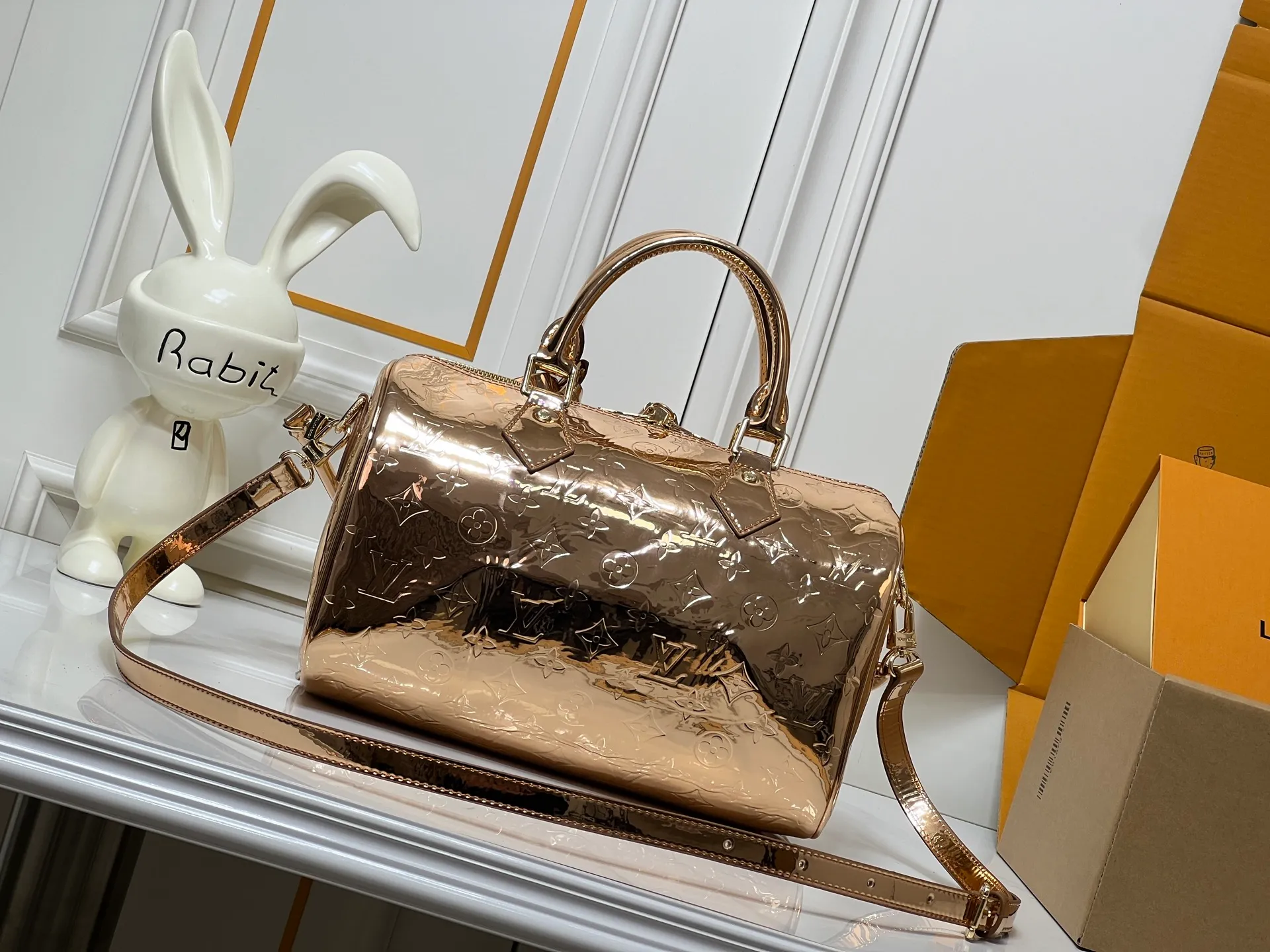 Batch 300💰M40391 M13344 Rose Gold Silver This Speedy Soft 30 is from the LV Travels With Grace Coddlington series. It is made of rich-toned cow leather with gold hardware and interesting embossed shapes. Removable name tag features Grace Coddington's handwriting. Size: 30X21X17 cm
