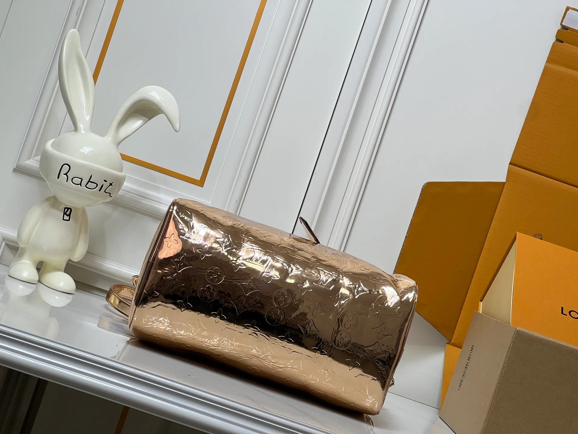 Batch 300💰M40391 M13344 Rose Gold Silver This Speedy Soft 30 is from the LV Travels With Grace Coddlington series. It is made of rich-toned cow leather with gold hardware and interesting embossed shapes. Removable name tag features Grace Coddington's handwriting. Size: 30X21X17 cm