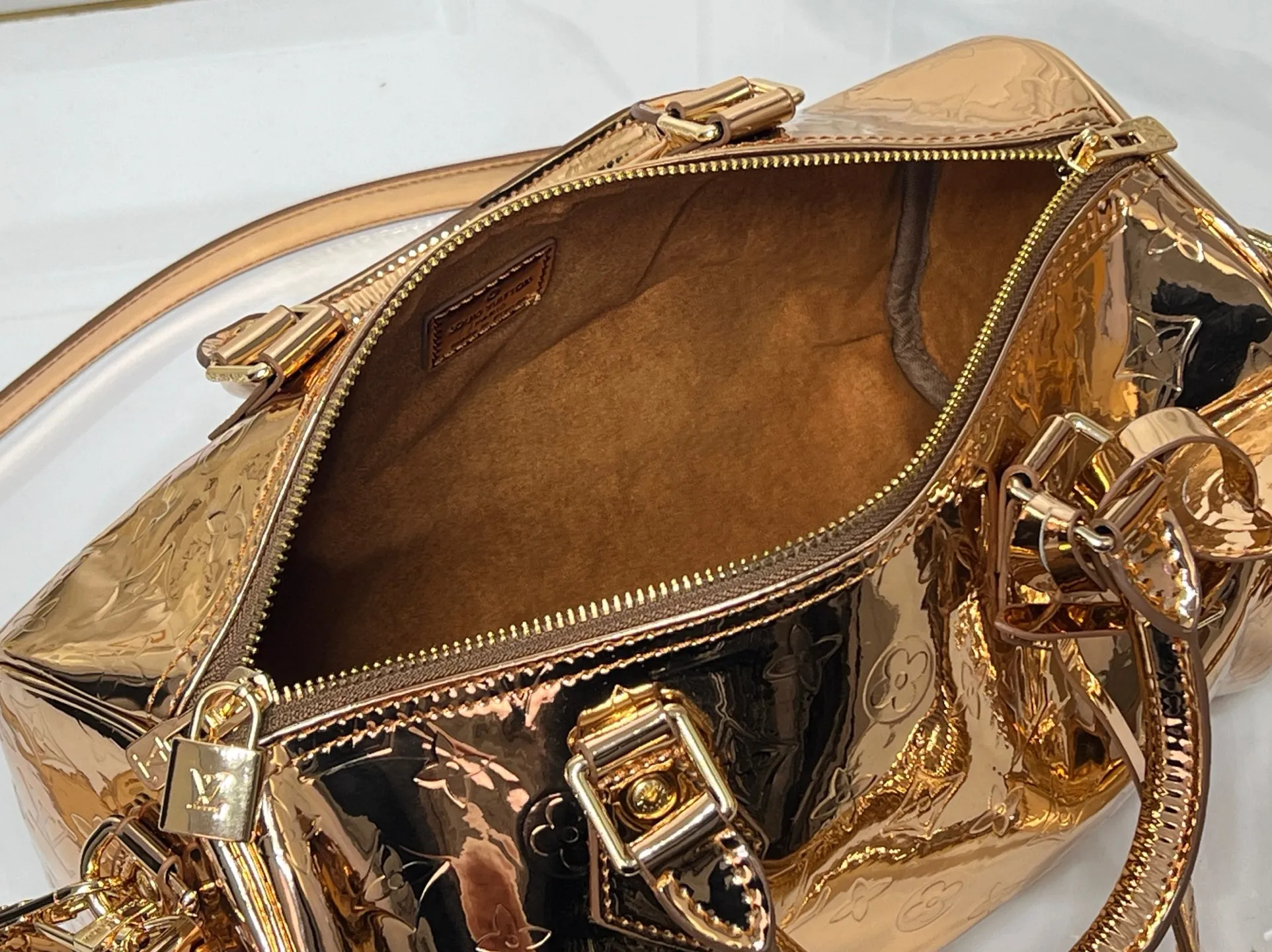Batch 300💰M40391 M13344 Rose Gold Silver This Speedy Soft 30 is from the LV Travels With Grace Coddlington series. It is made of rich-toned cow leather with gold hardware and interesting embossed shapes. Removable name tag features Grace Coddington's handwriting. Size: 30X21X17 cm