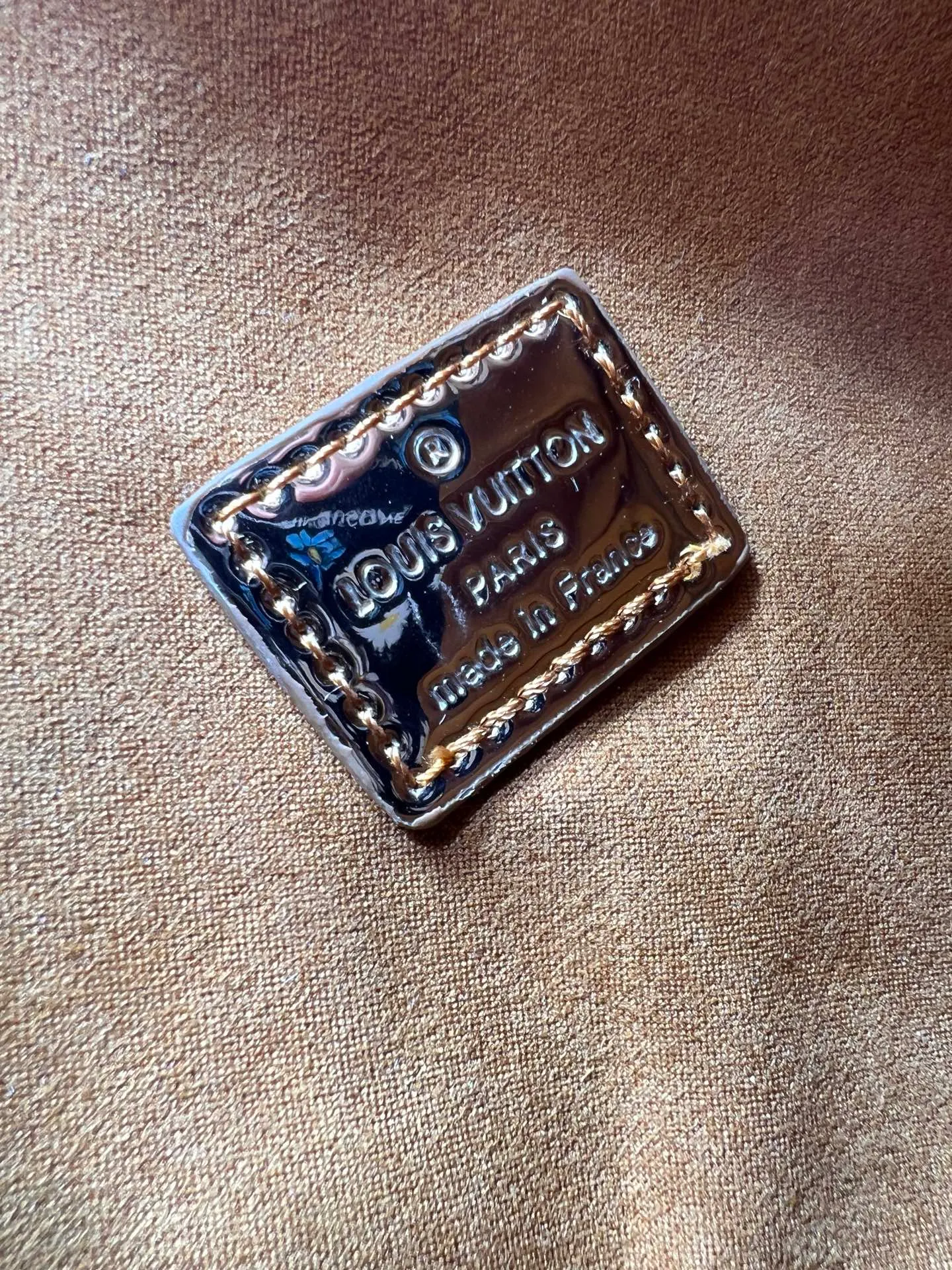 Batch 300💰M40391 M13344 Rose Gold Silver This Speedy Soft 30 is from the LV Travels With Grace Coddlington series. It is made of rich-toned cow leather with gold hardware and interesting embossed shapes. Removable name tag features Grace Coddington's handwriting. Size: 30X21X17 cm