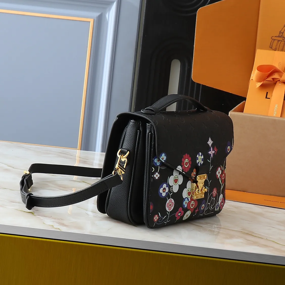 💰260💰Upgraded from the original M40780 M41487 Takashi Murakami co-branded POCHETTE MÉTIS handbag. The Pochette Métis handbag interprets the classic college backpack with a restrained yet ingenious design. Soft Monogram Empreinte leather creates a compact and flexible structure that hides plenty of space. Dimensions: 25 x 19 x 7 cm (length x height x width)