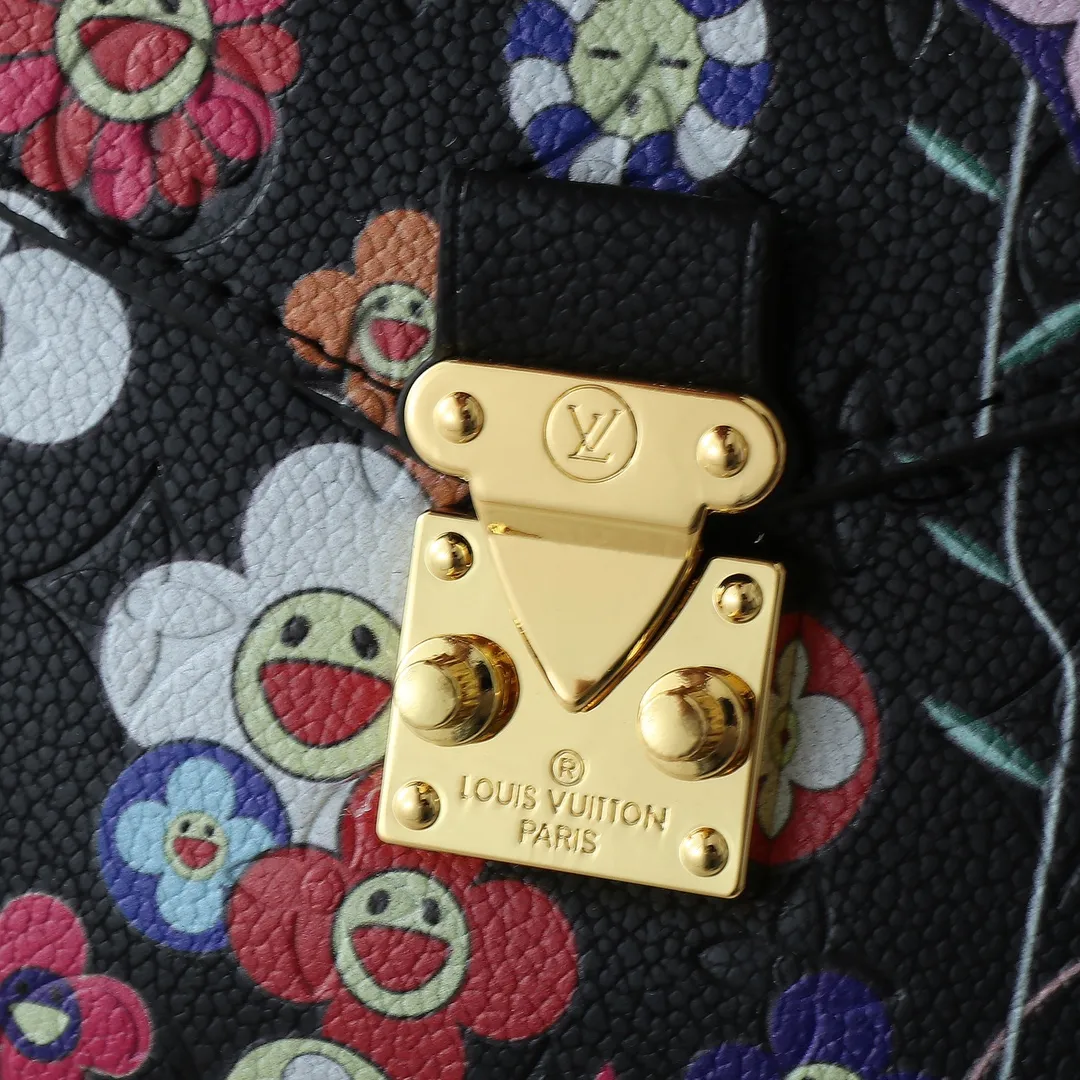 💰260💰Upgraded from the original M40780 M41487 Takashi Murakami co-branded POCHETTE MÉTIS handbag. The Pochette Métis handbag interprets the classic college backpack with a restrained yet ingenious design. Soft Monogram Empreinte leather creates a compact and flexible structure that hides plenty of space. Dimensions: 25 x 19 x 7 cm (length x height x width)
