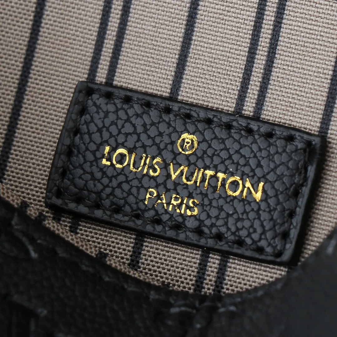 💰260💰Upgraded from the original M40780 M41487 Takashi Murakami co-branded POCHETTE MÉTIS handbag. The Pochette Métis handbag interprets the classic college backpack with a restrained yet ingenious design. Soft Monogram Empreinte leather creates a compact and flexible structure that hides plenty of space. Dimensions: 25 x 19 x 7 cm (length x height x width)