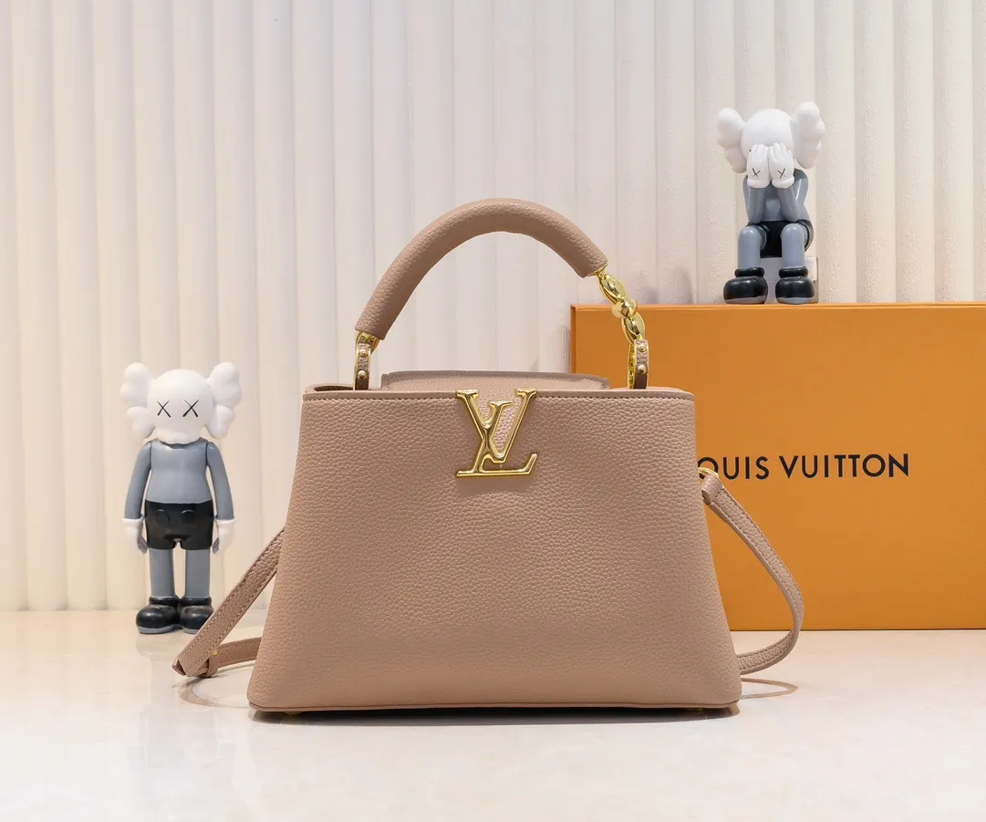 The upgraded version of the P460 M24698 Capucines BB handbag is made of Taurillon cow leather decorated with shiny metal parts, and the LV letters are written in 3D strokes. Metal Monogram flowers bloom quietly on the rolled leather handle, subtly proving the brand's exquisite craftsmanship. The detachable and adjustable leather shoulder strap allows for comfortable shoulder carrying. Detailed features 26.5 x17.5 x9 cm
