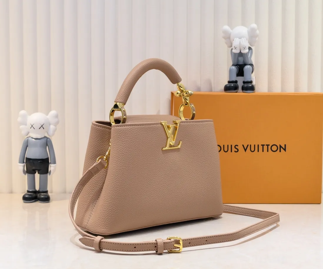 The upgraded version of the P460 M24698 Capucines BB handbag is made of Taurillon cow leather decorated with shiny metal parts, and the LV letters are written in 3D strokes. Metal Monogram flowers bloom quietly on the rolled leather handle, subtly proving the brand's exquisite craftsmanship. The detachable and adjustable leather shoulder strap allows for comfortable shoulder carrying. Detailed features 26.5 x17.5 x9 cm