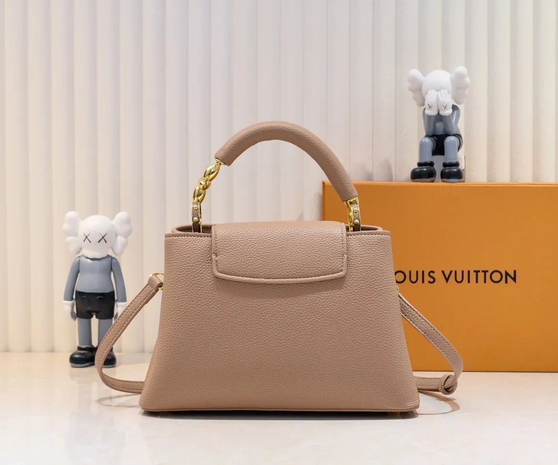 The upgraded version of the P460 M24698 Capucines BB handbag is made of Taurillon cow leather decorated with shiny metal parts, and the LV letters are written in 3D strokes. Metal Monogram flowers bloom quietly on the rolled leather handle, subtly proving the brand's exquisite craftsmanship. The detachable and adjustable leather shoulder strap allows for comfortable shoulder carrying. Detailed features 26.5 x17.5 x9 cm