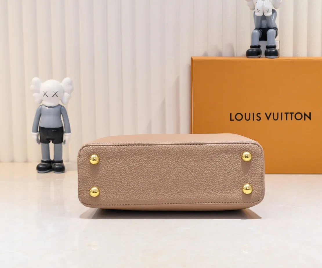 The upgraded version of the P460 M24698 Capucines BB handbag is made of Taurillon cow leather decorated with shiny metal parts, and the LV letters are written in 3D strokes. Metal Monogram flowers bloom quietly on the rolled leather handle, subtly proving the brand's exquisite craftsmanship. The detachable and adjustable leather shoulder strap allows for comfortable shoulder carrying. Detailed features 26.5 x17.5 x9 cm
