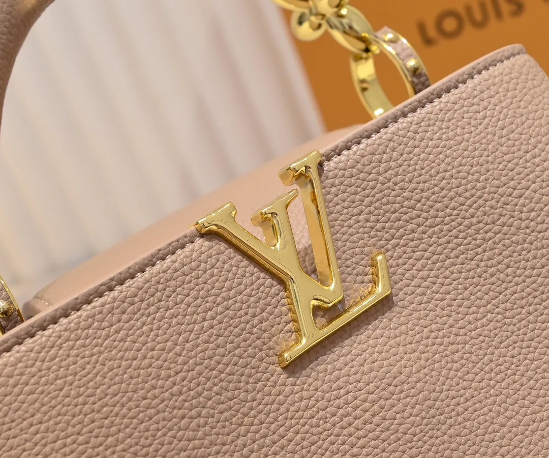 The upgraded version of the P460 M24698 Capucines BB handbag is made of Taurillon cow leather decorated with shiny metal parts, and the LV letters are written in 3D strokes. Metal Monogram flowers bloom quietly on the rolled leather handle, subtly proving the brand's exquisite craftsmanship. The detachable and adjustable leather shoulder strap allows for comfortable shoulder carrying. Detailed features 26.5 x17.5 x9 cm