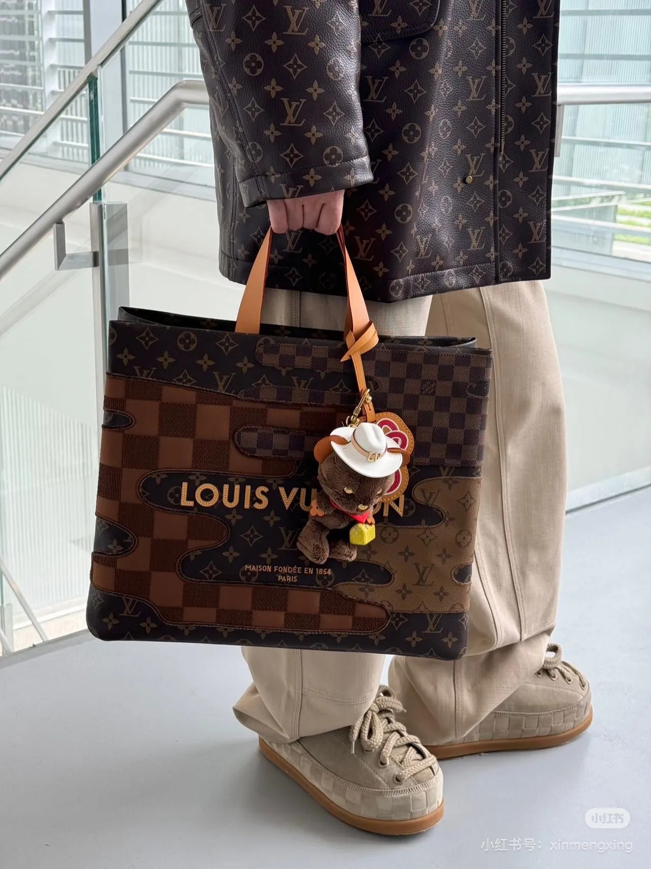 Batch 320💰M24457 presbyopic plaid purple. Grass green pink black orange blue green gray presbyopia plaid black crocodile pattern orange crocodile pattern This medium Shopper bag is inspired by the Louis Vuitton shopping bag, with the words Louis Vuitton and Maison Fondée En 1854 written in soft calfskin, with top handles and a detachable shoulder strap. Dimensions: 42x34x16cm