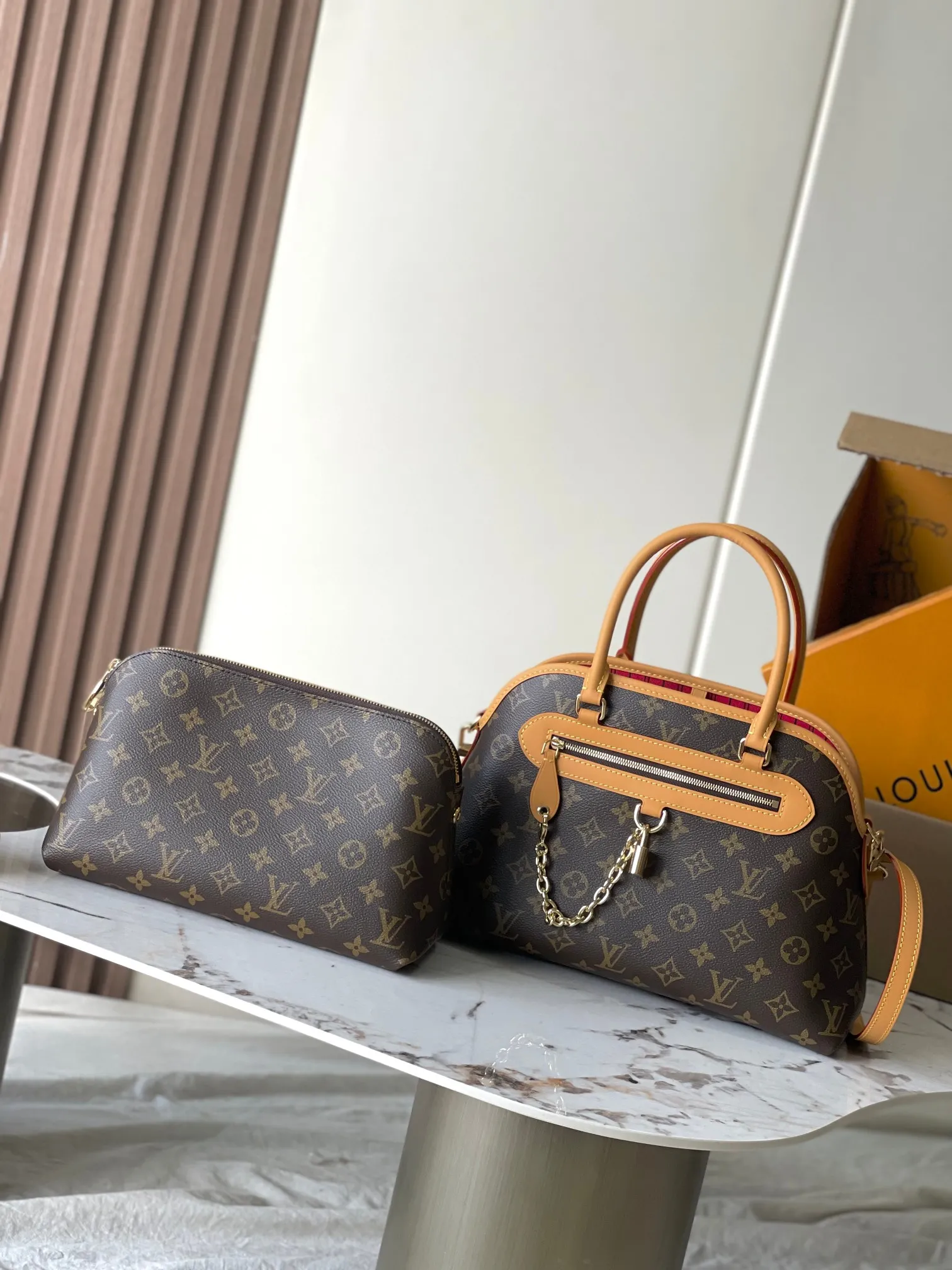 p1680 [Special grade MB163c chip version original leather] This Ever More small handbag Model: M15208 Material: Grade A all-steel hardware, imported original fabric Packaging: Full set of original duty-free MB packaging Size: 35x21x12 cm