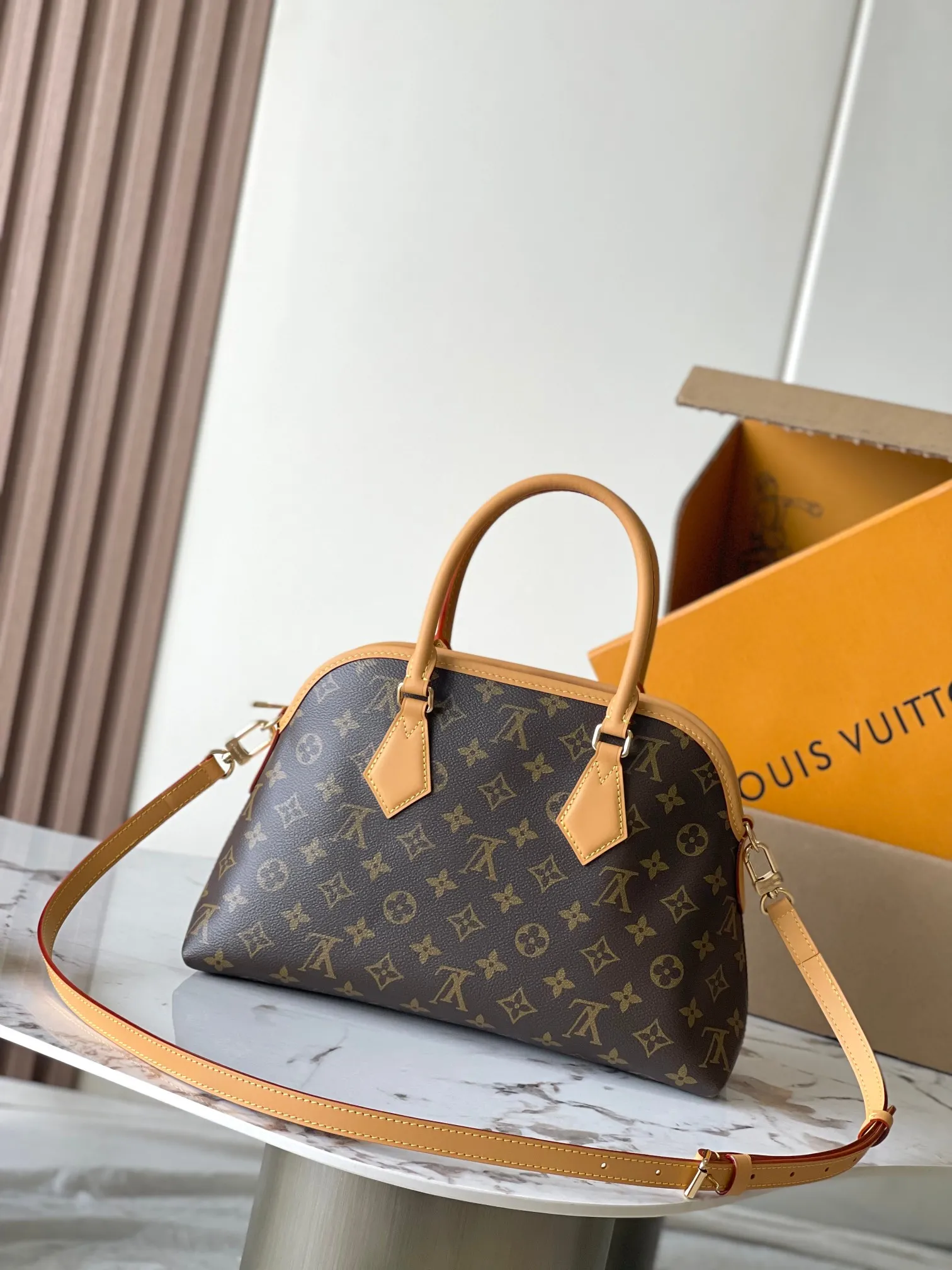 p1680 [Special grade MB163c chip version original leather] This Ever More small handbag Model: M15208 Material: Grade A all-steel hardware, imported original fabric Packaging: Full set of original duty-free MB packaging Size: 35x21x12 cm