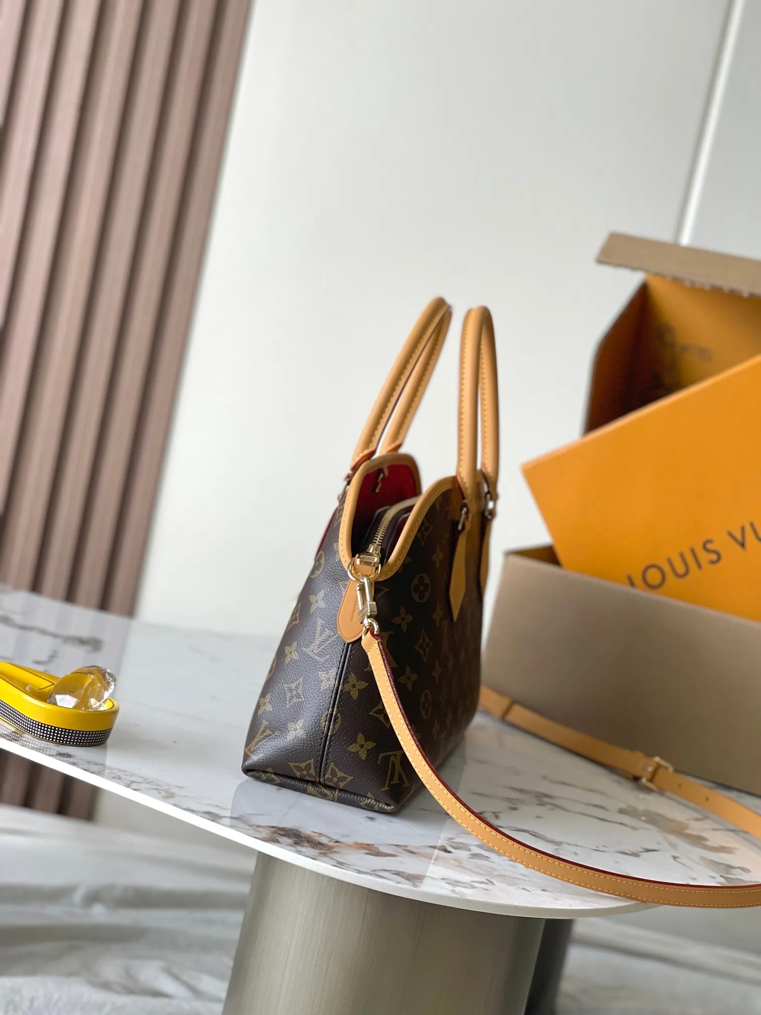 p1680 [Special grade MB163c chip version original leather] This Ever More small handbag Model: M15208 Material: Grade A all-steel hardware, imported original fabric Packaging: Full set of original duty-free MB packaging Size: 35x21x12 cm