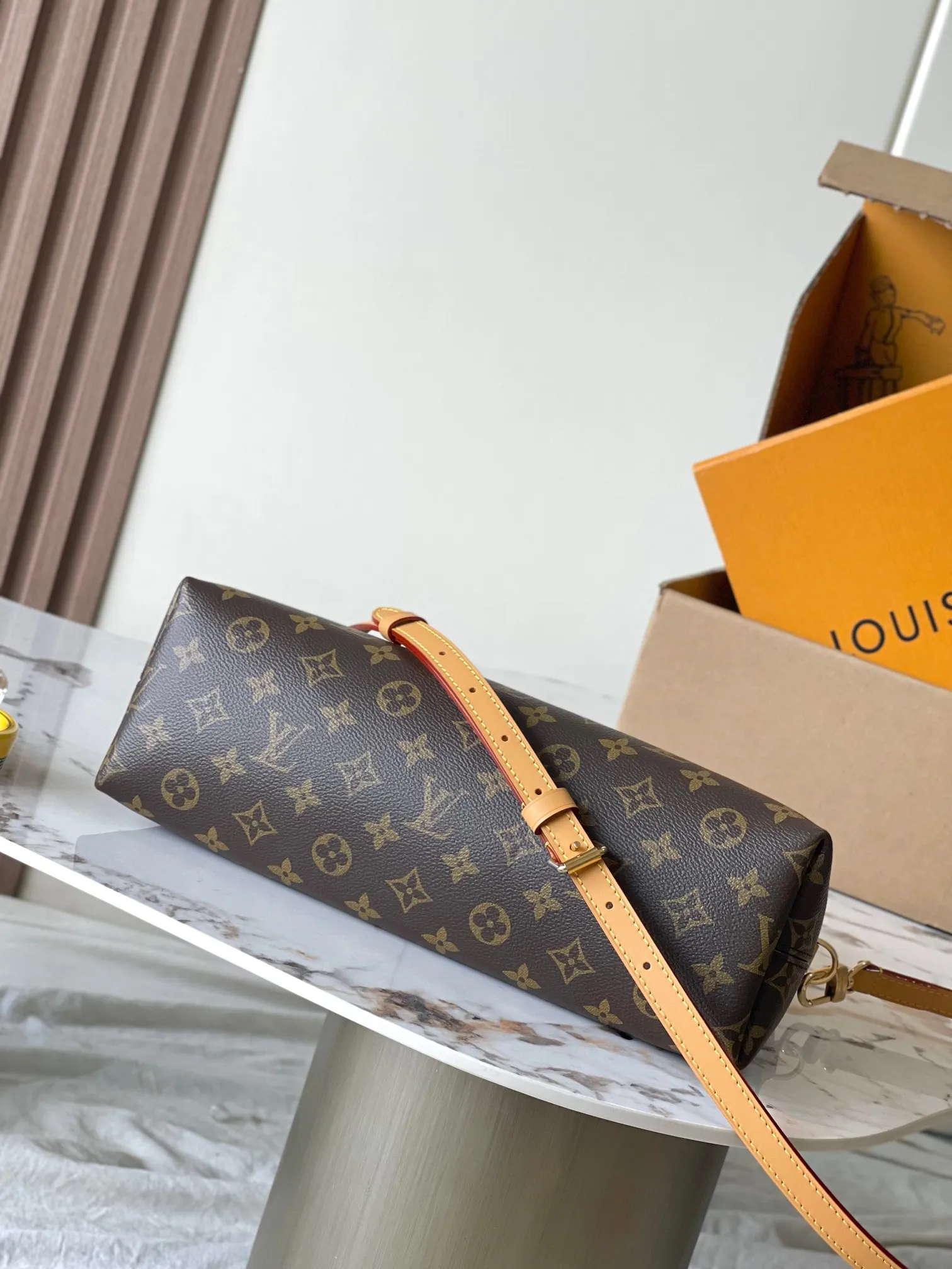 p1680 [Special grade MB163c chip version original leather] This Ever More small handbag Model: M15208 Material: Grade A all-steel hardware, imported original fabric Packaging: Full set of original duty-free MB packaging Size: 35x21x12 cm