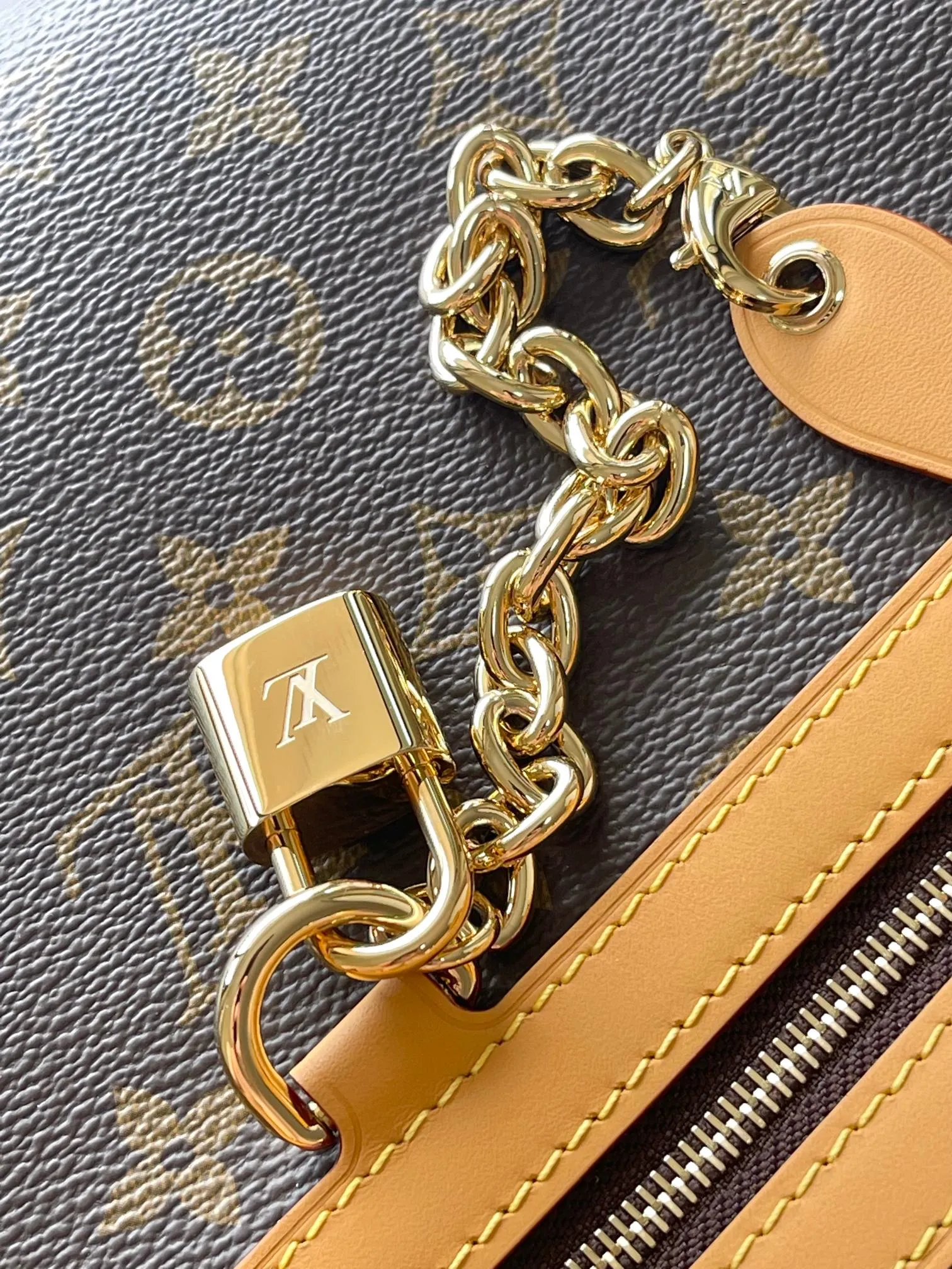 p1680 [Special grade MB163c chip version original leather] This Ever More small handbag Model: M15208 Material: Grade A all-steel hardware, imported original fabric Packaging: Full set of original duty-free MB packaging Size: 35x21x12 cm