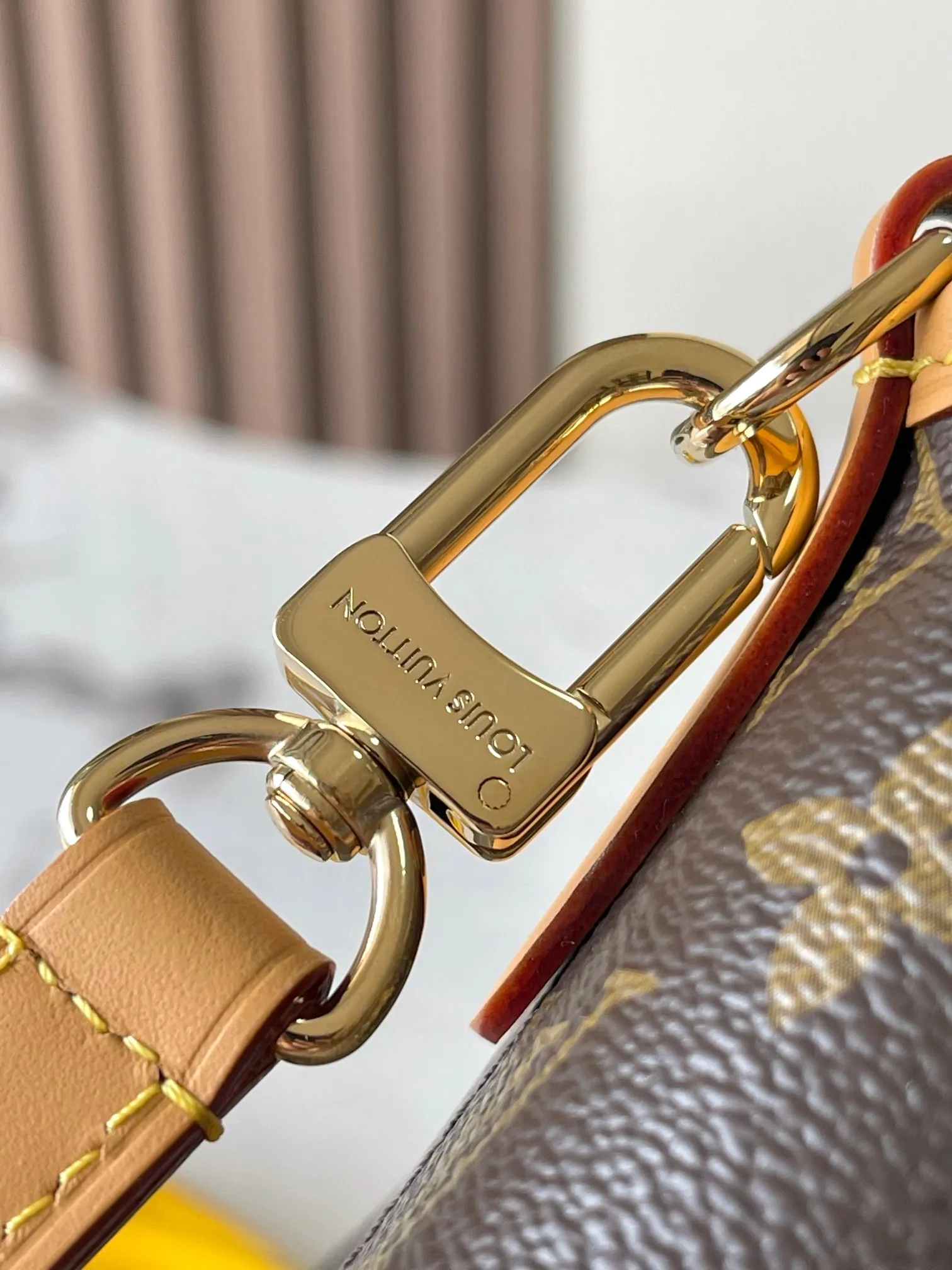 p1680 [Special grade MB163c chip version original leather] This Ever More small handbag Model: M15208 Material: Grade A all-steel hardware, imported original fabric Packaging: Full set of original duty-free MB packaging Size: 35x21x12 cm