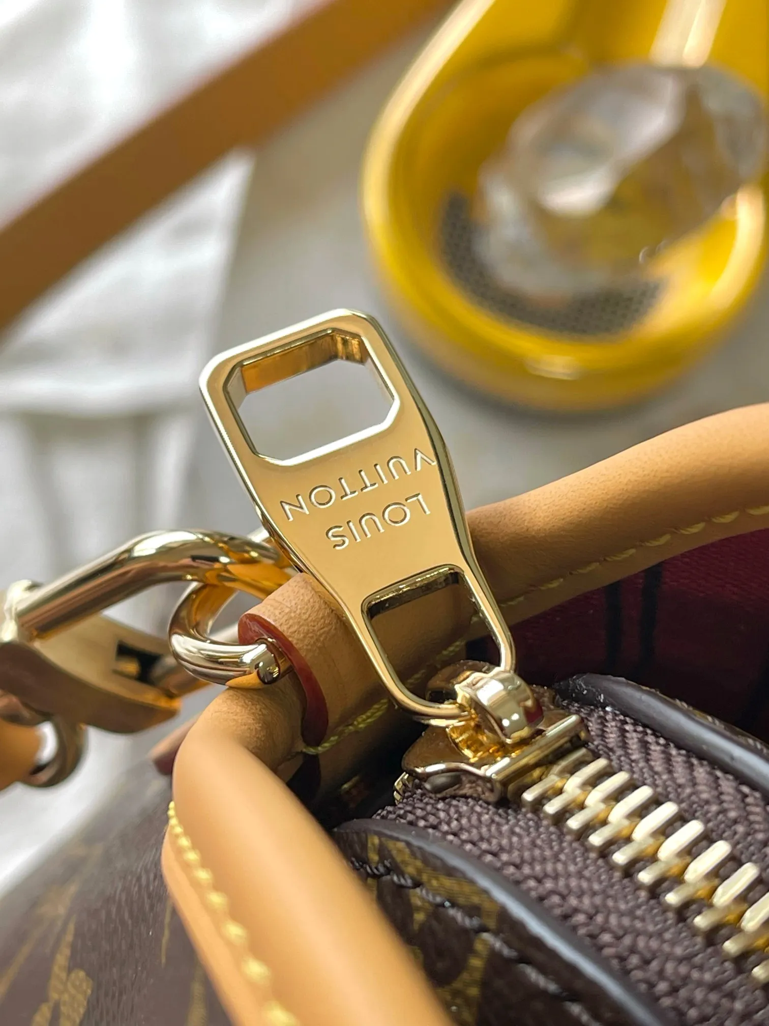 p1680 [Special grade MB163c chip version original leather] This Ever More small handbag Model: M15208 Material: Grade A all-steel hardware, imported original fabric Packaging: Full set of original duty-free MB packaging Size: 35x21x12 cm