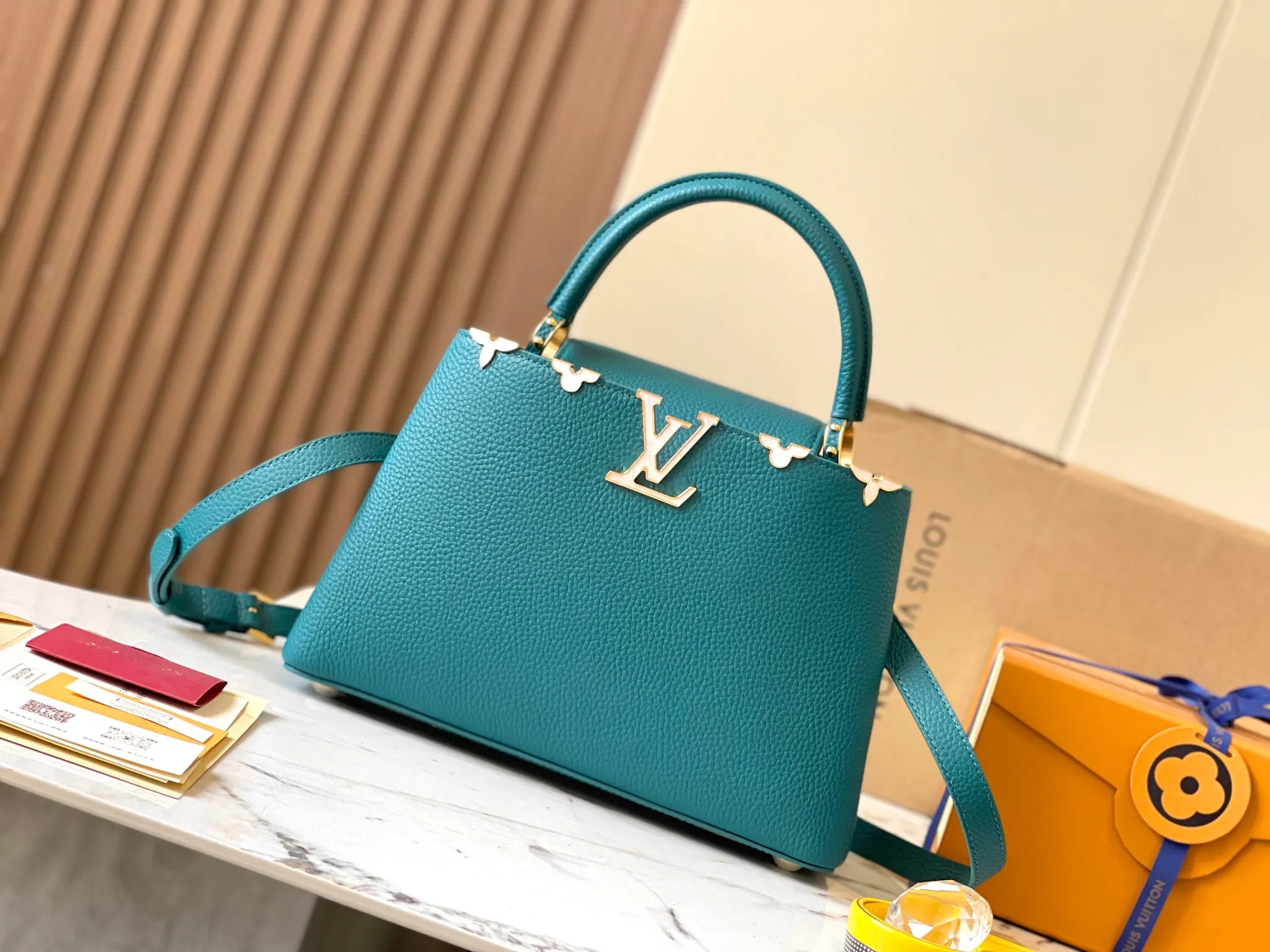 P2600 [Super high-quality original leather💋 M23331 lake blue shell hardware] Capucines small handbag, this Capucines Flower Crown handbag is made of full-grain Taurillon leather embellished with Monogram flowers. Each flower is shaped by exquisite shells. The LV logo and flowers echo each other, giving this soft handbag a jewel-like luster. Use the detachable shoulder strap cleverly to switch between shoulder and crossbody styles! Size: 27*18*9Cm