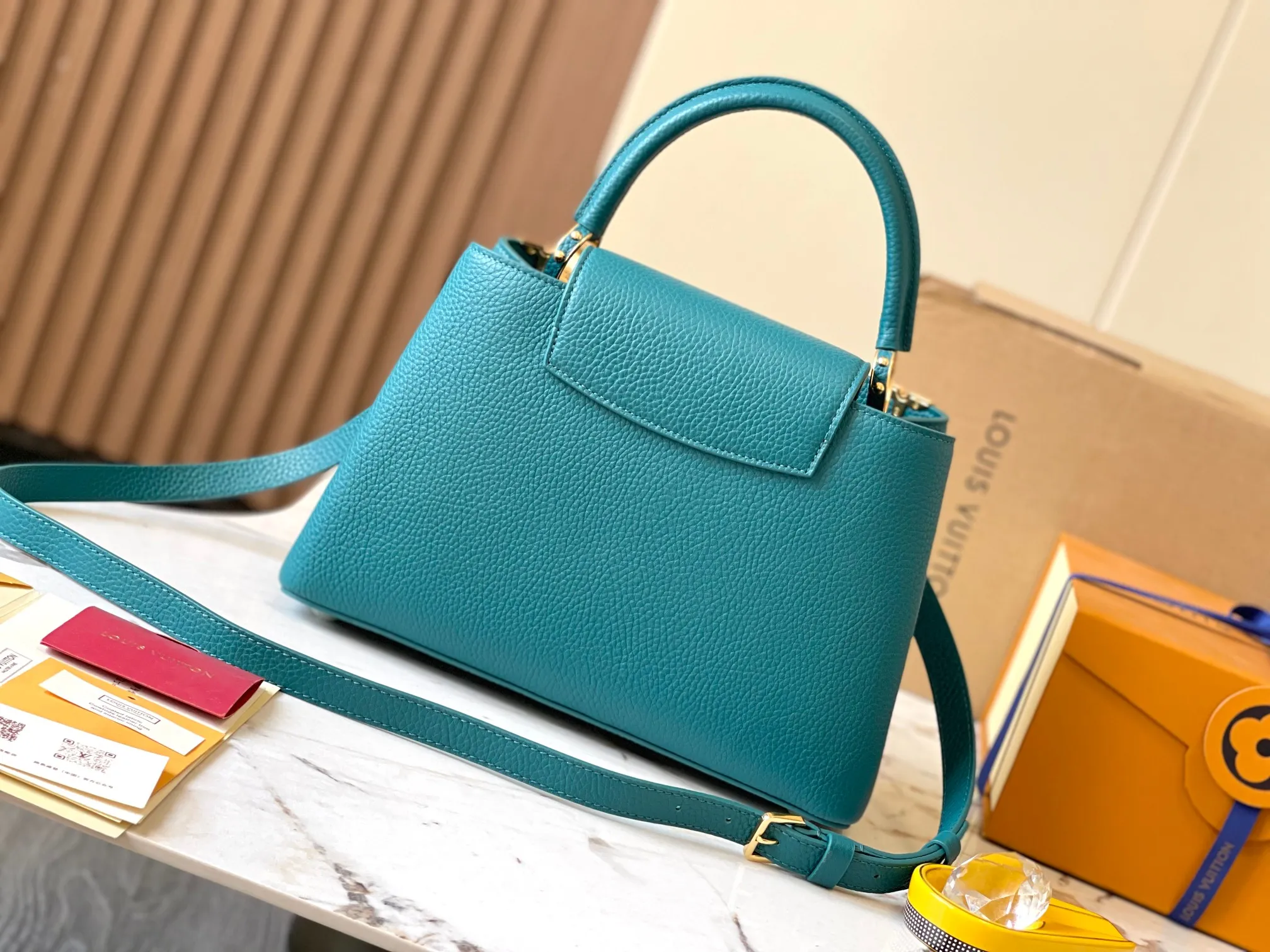 P2600 [Super high-quality original leather💋 M23331 lake blue shell hardware] Capucines small handbag, this Capucines Flower Crown handbag is made of full-grain Taurillon leather embellished with Monogram flowers. Each flower is shaped by exquisite shells. The LV logo and flowers echo each other, giving this soft handbag a jewel-like luster. Use the detachable shoulder strap cleverly to switch between shoulder and crossbody styles! Size: 27*18*9Cm