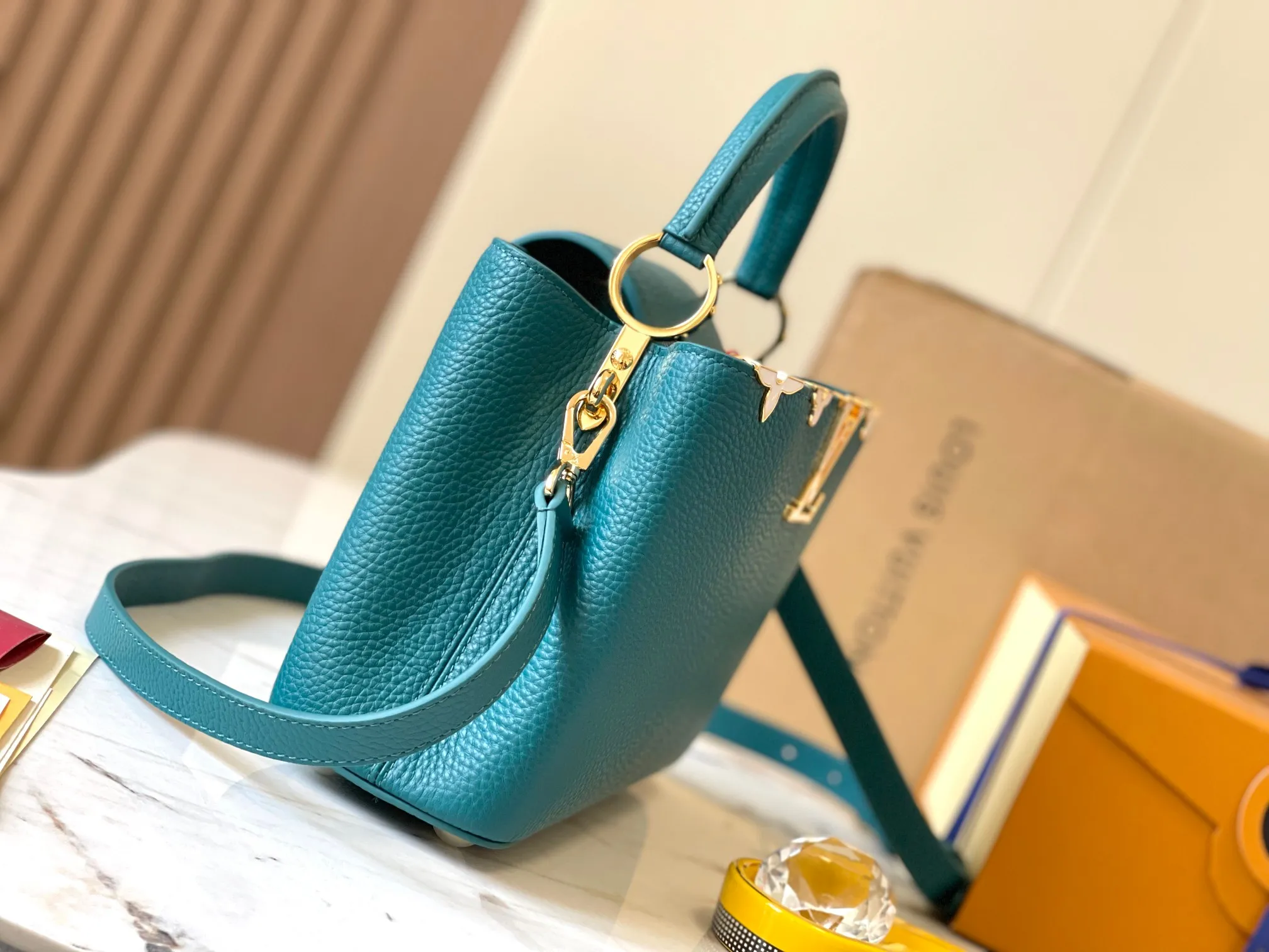 P2600 [Super high-quality original leather💋 M23331 lake blue shell hardware] Capucines small handbag, this Capucines Flower Crown handbag is made of full-grain Taurillon leather embellished with Monogram flowers. Each flower is shaped by exquisite shells. The LV logo and flowers echo each other, giving this soft handbag a jewel-like luster. Use the detachable shoulder strap cleverly to switch between shoulder and crossbody styles! Size: 27*18*9Cm