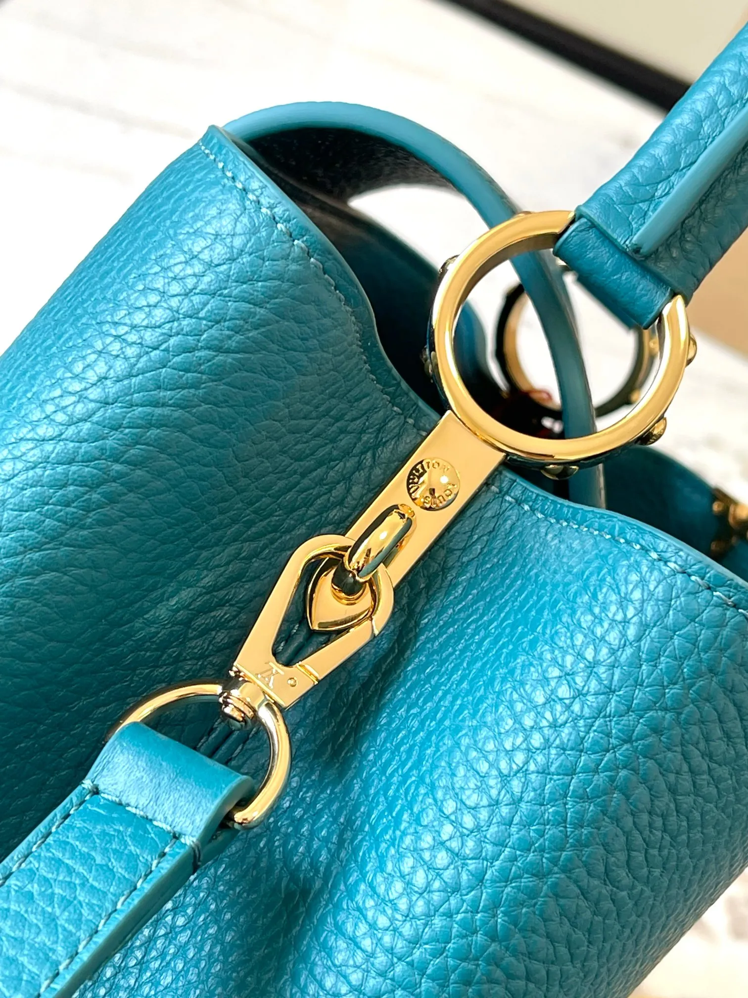 P2600 [Super high-quality original leather💋 M23331 lake blue shell hardware] Capucines small handbag, this Capucines Flower Crown handbag is made of full-grain Taurillon leather embellished with Monogram flowers. Each flower is shaped by exquisite shells. The LV logo and flowers echo each other, giving this soft handbag a jewel-like luster. Use the detachable shoulder strap cleverly to switch between shoulder and crossbody styles! Size: 27*18*9Cm