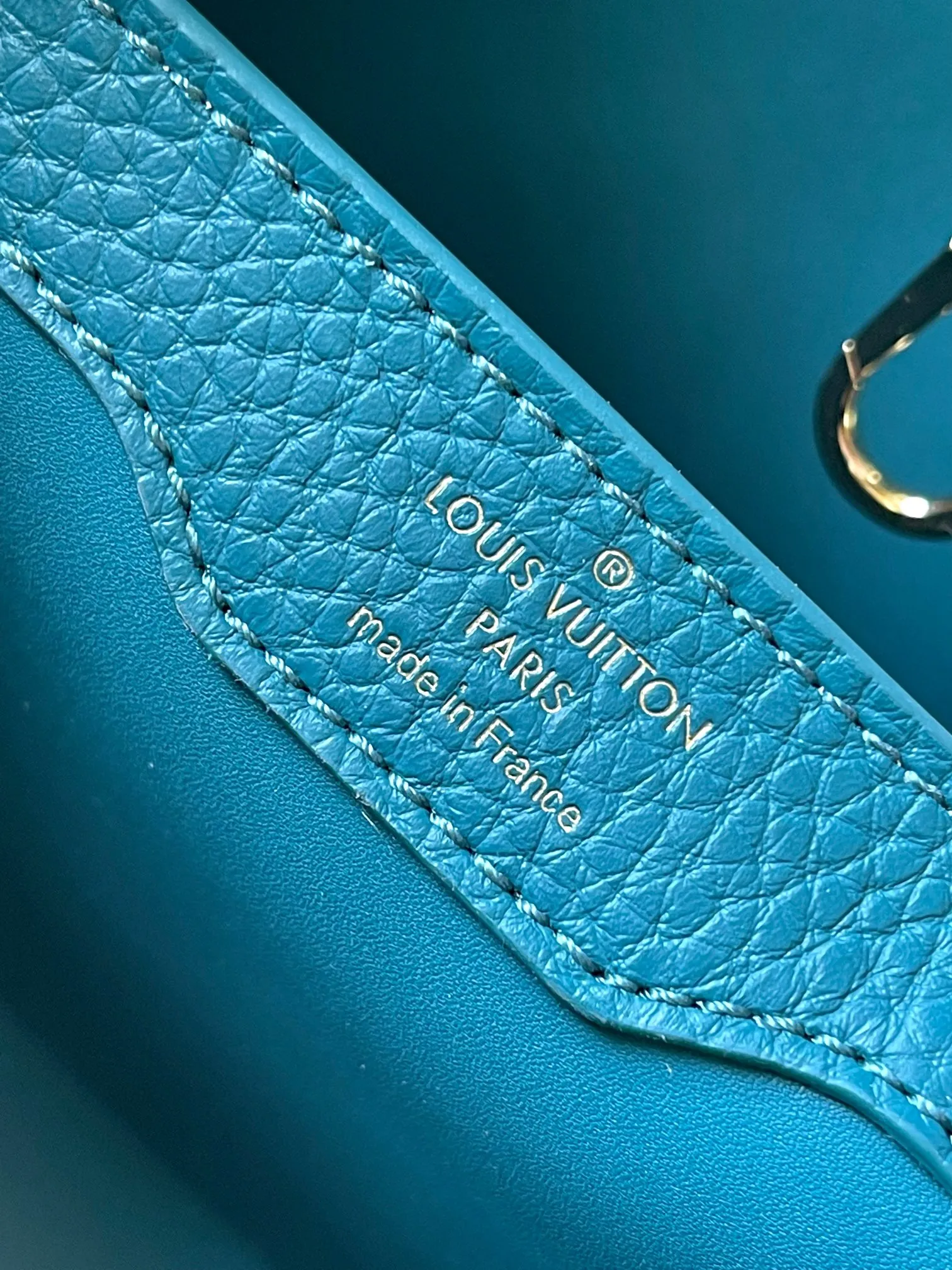 P2600 [Super high-quality original leather💋 M23331 lake blue shell hardware] Capucines small handbag, this Capucines Flower Crown handbag is made of full-grain Taurillon leather embellished with Monogram flowers. Each flower is shaped by exquisite shells. The LV logo and flowers echo each other, giving this soft handbag a jewel-like luster. Use the detachable shoulder strap cleverly to switch between shoulder and crossbody styles! Size: 27*18*9Cm