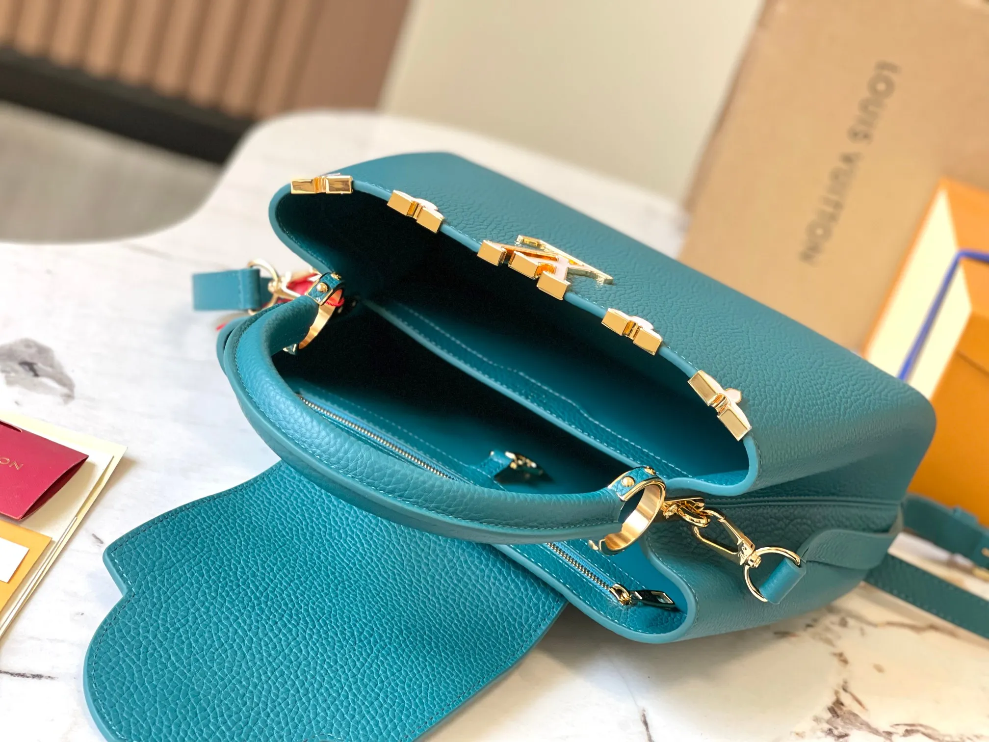 P2600 [Super high-quality original leather💋 M23331 lake blue shell hardware] Capucines small handbag, this Capucines Flower Crown handbag is made of full-grain Taurillon leather embellished with Monogram flowers. Each flower is shaped by exquisite shells. The LV logo and flowers echo each other, giving this soft handbag a jewel-like luster. Use the detachable shoulder strap cleverly to switch between shoulder and crossbody styles! Size: 27*18*9Cm