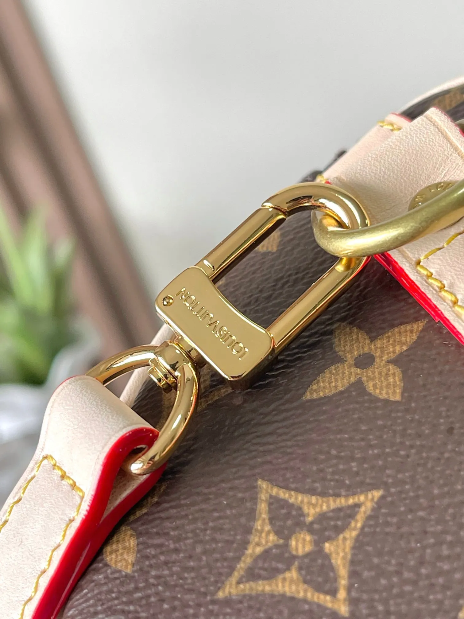 💰800 Top original model 41112 flower Speedy series handbags were originally designed for travelers in the 1930s, paying tribute to that era of rapid change. This Speedy Bandoulière 30 handbag is made of Monogram canvas to reproduce the iconic structure, and continues the classic details with rolled leather handles, engraved padlock and detachable shoulder strap, making it a perfect choice for urban life. 30x21x17cm