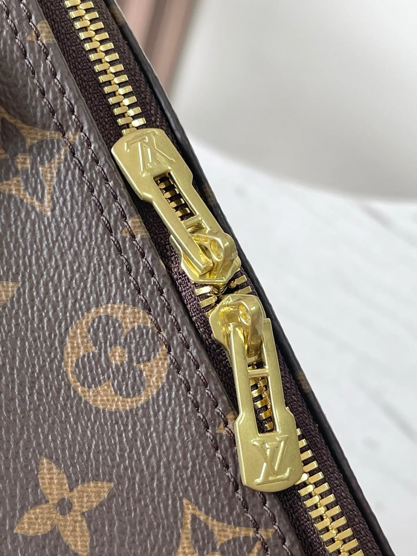 💰800 Top original model 41112 flower Speedy series handbags were originally designed for travelers in the 1930s, paying tribute to that era of rapid change. This Speedy Bandoulière 30 handbag is made of Monogram canvas to reproduce the iconic structure, and continues the classic details with rolled leather handles, engraved padlock and detachable shoulder strap, making it a perfect choice for urban life. 30x21x17cm