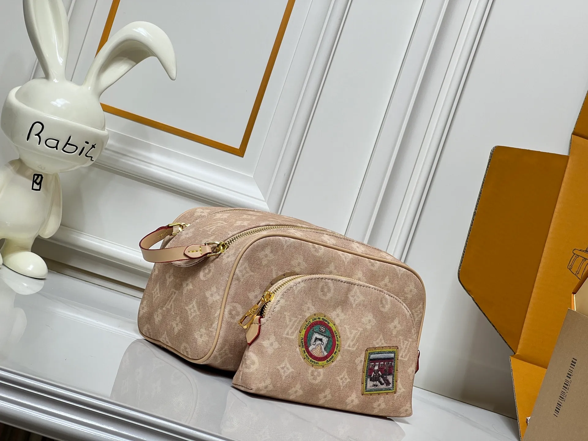 Batch 240💰Upgraded original 2-piece set beige denim stamp M47528 M13669 This Dopp Kit toiletry bag is made of Monogram Eclipse canvas, bringing a restrained choice to Monogram lovers. Plenty of space to store travel essentials, double zippers for secure protection, and wide opening for easy access. 28.0 x 15.0 x 16.5 cm (length x height x width)