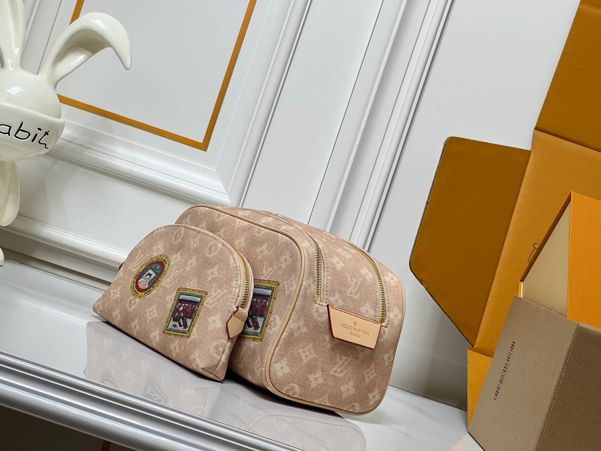 Batch 240💰Upgraded original 2-piece set beige denim stamp M47528 M13669 This Dopp Kit toiletry bag is made of Monogram Eclipse canvas, bringing a restrained choice to Monogram lovers. Plenty of space to store travel essentials, double zippers for secure protection, and wide opening for easy access. 28.0 x 15.0 x 16.5 cm (length x height x width)