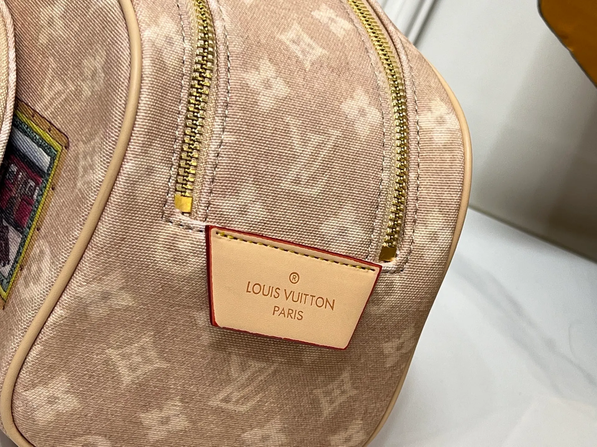 Batch 240💰Upgraded original 2-piece set beige denim stamp M47528 M13669 This Dopp Kit toiletry bag is made of Monogram Eclipse canvas, bringing a restrained choice to Monogram lovers. Plenty of space to store travel essentials, double zippers for secure protection, and wide opening for easy access. 28.0 x 15.0 x 16.5 cm (length x height x width)