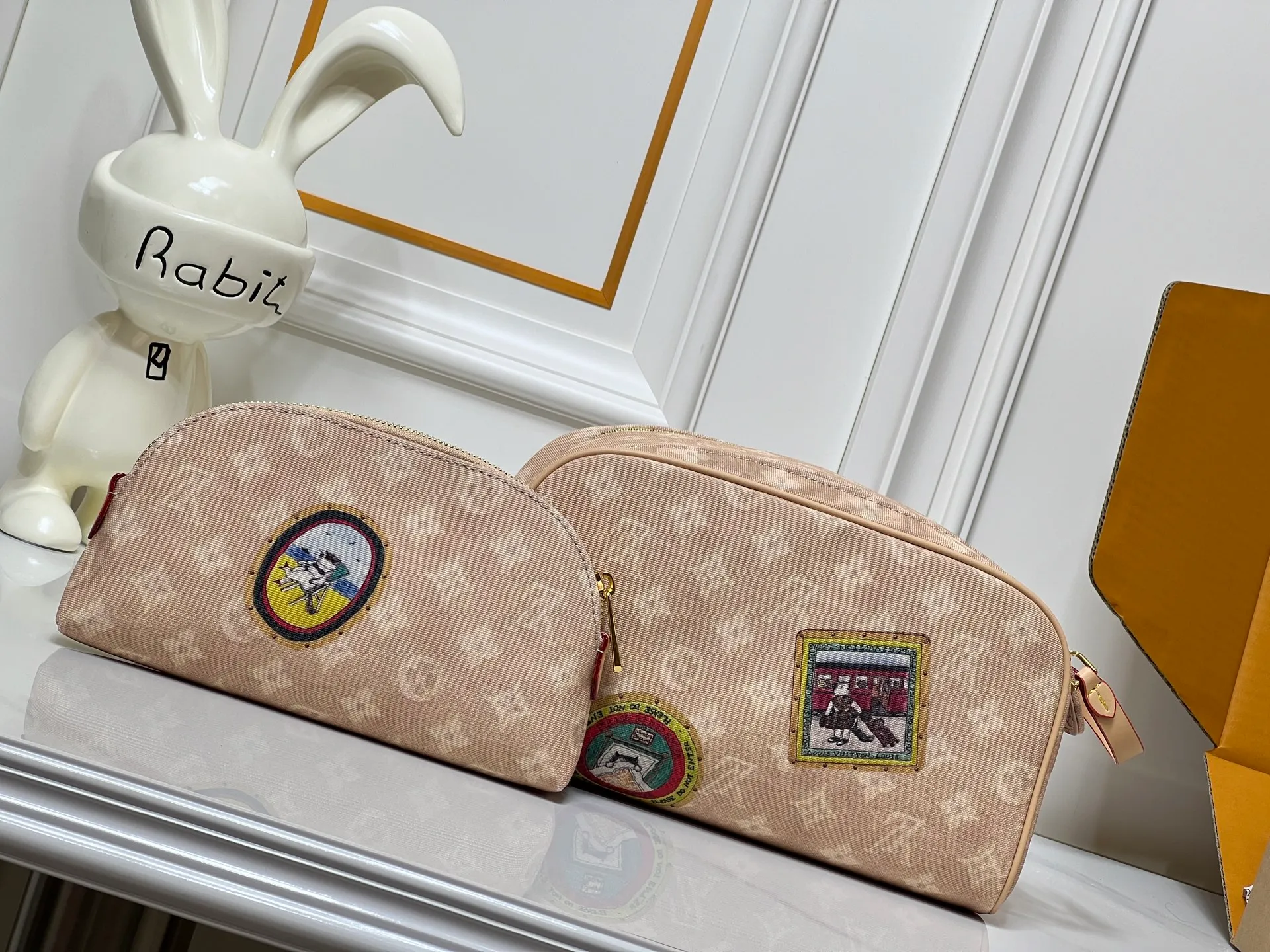 Batch 240💰Upgraded original 2-piece set beige denim stamp M47528 M13669 This Dopp Kit toiletry bag is made of Monogram Eclipse canvas, bringing a restrained choice to Monogram lovers. Plenty of space to store travel essentials, double zippers for secure protection, and wide opening for easy access. 28.0 x 15.0 x 16.5 cm (length x height x width)