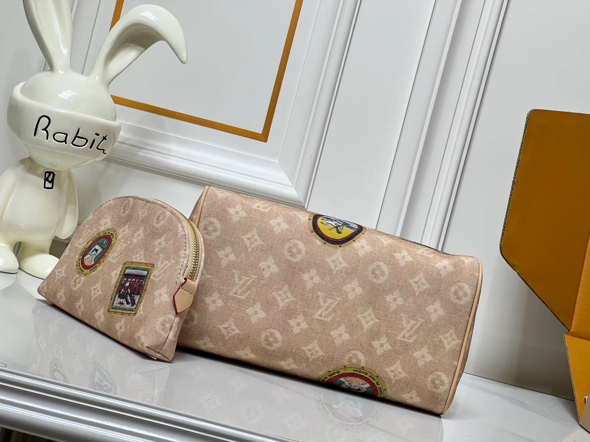 Batch 240💰Upgraded original 2-piece set beige denim stamp M47528 M13669 This Dopp Kit toiletry bag is made of Monogram Eclipse canvas, bringing a restrained choice to Monogram lovers. Plenty of space to store travel essentials, double zippers for secure protection, and wide opening for easy access. 28.0 x 15.0 x 16.5 cm (length x height x width)