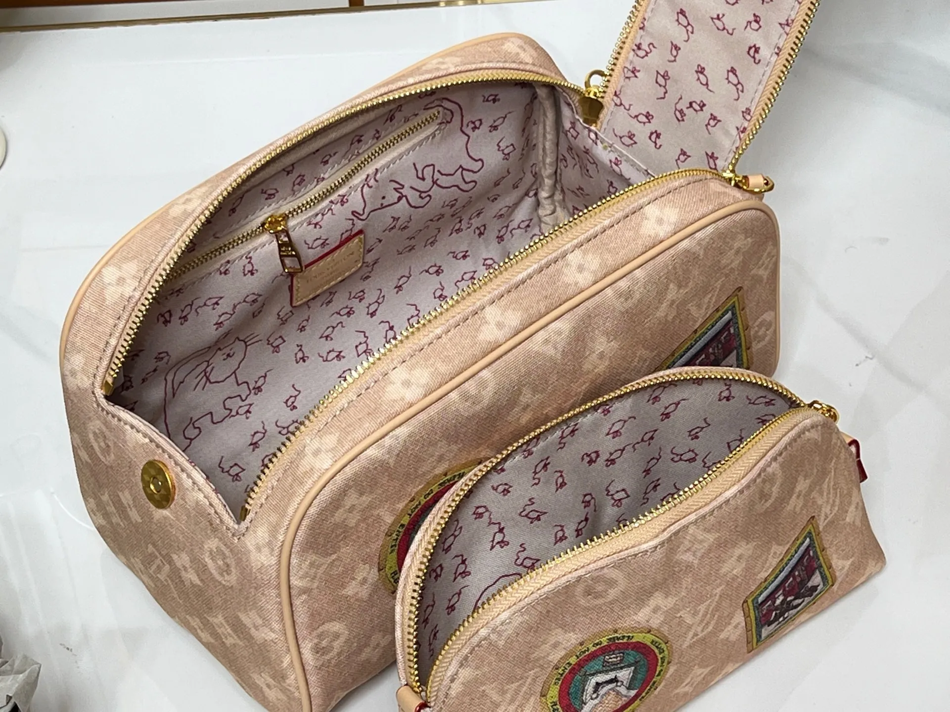 Batch 240💰Upgraded original 2-piece set beige denim stamp M47528 M13669 This Dopp Kit toiletry bag is made of Monogram Eclipse canvas, bringing a restrained choice to Monogram lovers. Plenty of space to store travel essentials, double zippers for secure protection, and wide opening for easy access. 28.0 x 15.0 x 16.5 cm (length x height x width)