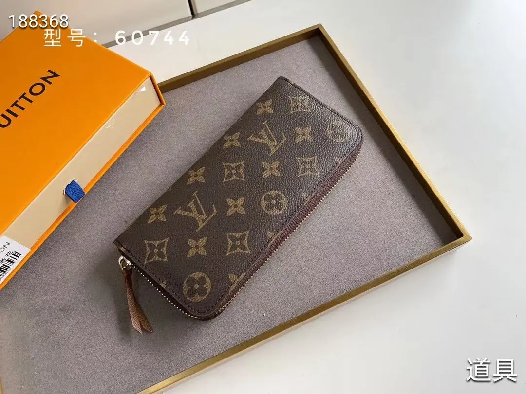 P100💰💎The original LV Clemence wallet is small and compact but has ample capacity. It is made of exquisite and durable Monogram canvas material. Bright color lining and leather zippers show off the playful charm of women. Model: 60744/60742. Size: 19.5×9×1.5cm