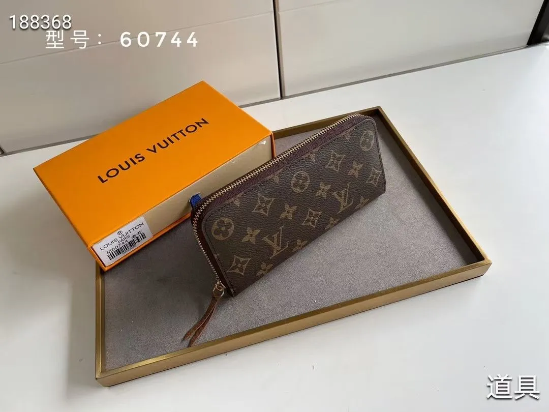 P100💰💎The original LV Clemence wallet is small and compact but has ample capacity. It is made of exquisite and durable Monogram canvas material. Bright color lining and leather zippers show off the playful charm of women. Model: 60744/60742. Size: 19.5×9×1.5cm