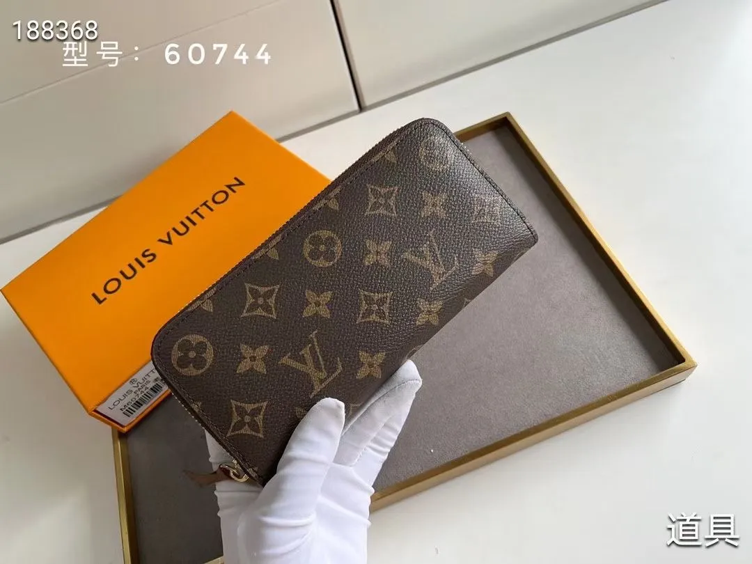 P100💰💎The original LV Clemence wallet is small and compact but has ample capacity. It is made of exquisite and durable Monogram canvas material. Bright color lining and leather zippers show off the playful charm of women. Model: 60744/60742. Size: 19.5×9×1.5cm