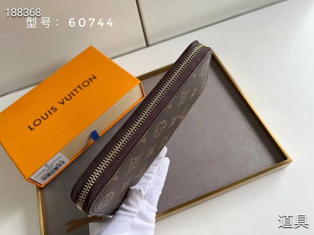 P100💰💎The original LV Clemence wallet is small and compact but has ample capacity. It is made of exquisite and durable Monogram canvas material. Bright color lining and leather zippers show off the playful charm of women. Model: 60744/60742. Size: 19.5×9×1.5cm