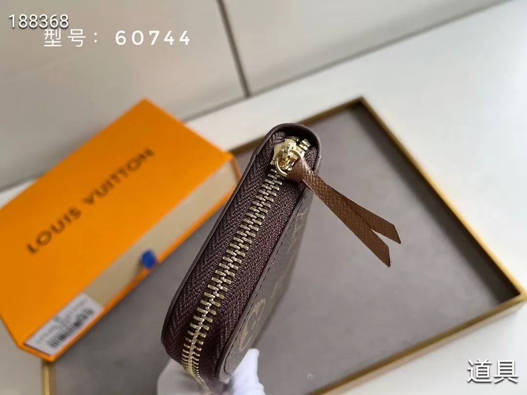 P100💰💎The original LV Clemence wallet is small and compact but has ample capacity. It is made of exquisite and durable Monogram canvas material. Bright color lining and leather zippers show off the playful charm of women. Model: 60744/60742. Size: 19.5×9×1.5cm