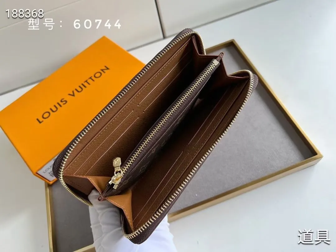 P100💰💎The original LV Clemence wallet is small and compact but has ample capacity. It is made of exquisite and durable Monogram canvas material. Bright color lining and leather zippers show off the playful charm of women. Model: 60744/60742. Size: 19.5×9×1.5cm