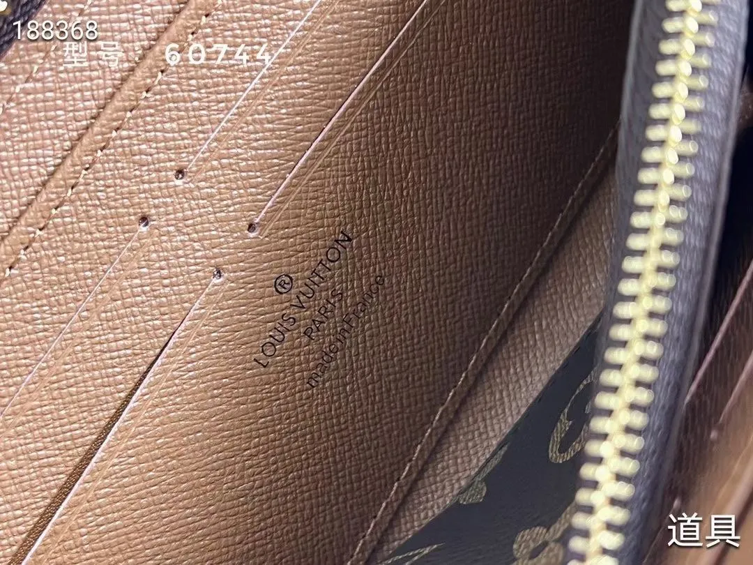 P100💰💎The original LV Clemence wallet is small and compact but has ample capacity. It is made of exquisite and durable Monogram canvas material. Bright color lining and leather zippers show off the playful charm of women. Model: 60744/60742. Size: 19.5×9×1.5cm