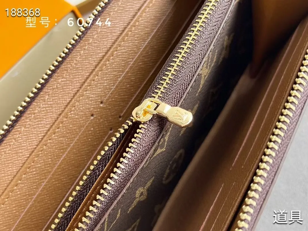 P100💰💎The original LV Clemence wallet is small and compact but has ample capacity. It is made of exquisite and durable Monogram canvas material. Bright color lining and leather zippers show off the playful charm of women. Model: 60744/60742. Size: 19.5×9×1.5cm