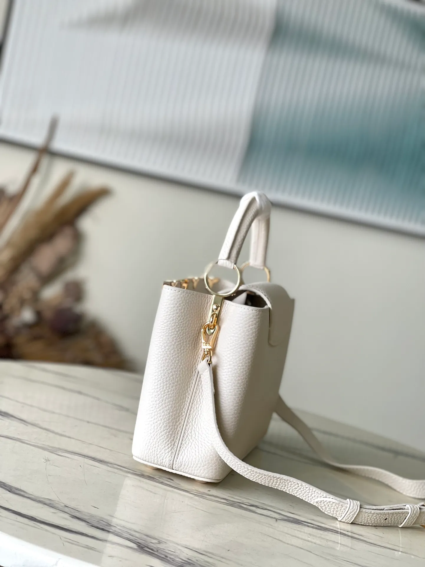 💰2460 (Special grade original leather) M23331/M48865 white with white mother-of-pearl corolla. This Capucines Flower Crown handbag is made of full-grain Taurillon leather and is embellished with Monogram flowers. Each flower is made of exquisite shells. The LV logo and the flowers echo each other, giving this feminine handbag a jewel-like luster. Use the detachable shoulder strap cleverly. You can switch it as a crossbody. Size: 27 * 18*9cm