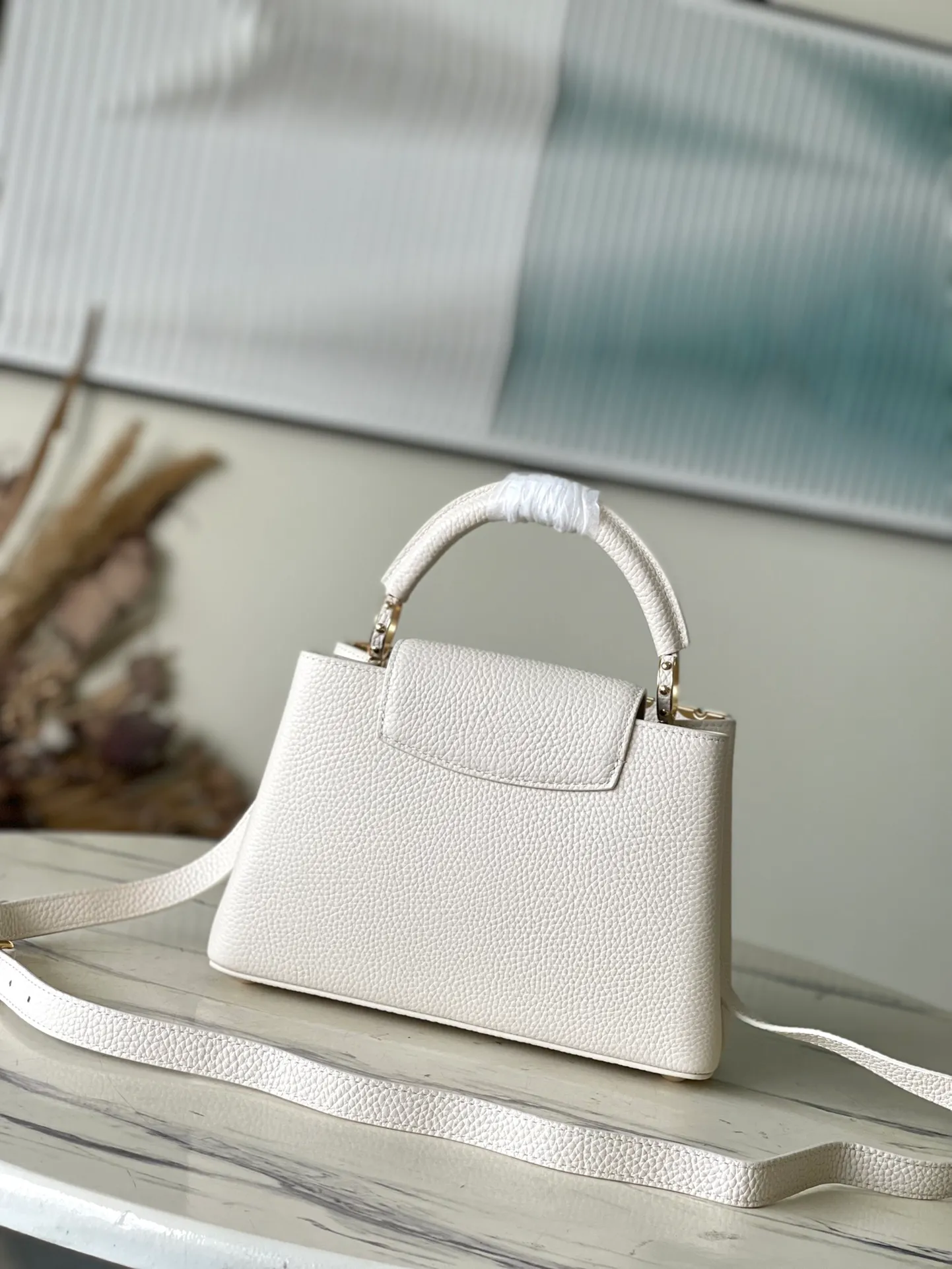 💰2460 (Special grade original leather) M23331/M48865 white with white mother-of-pearl corolla. This Capucines Flower Crown handbag is made of full-grain Taurillon leather and is embellished with Monogram flowers. Each flower is made of exquisite shells. The LV logo and the flowers echo each other, giving this feminine handbag a jewel-like luster. Use the detachable shoulder strap cleverly. You can switch it as a crossbody. Size: 27 * 18*9cm